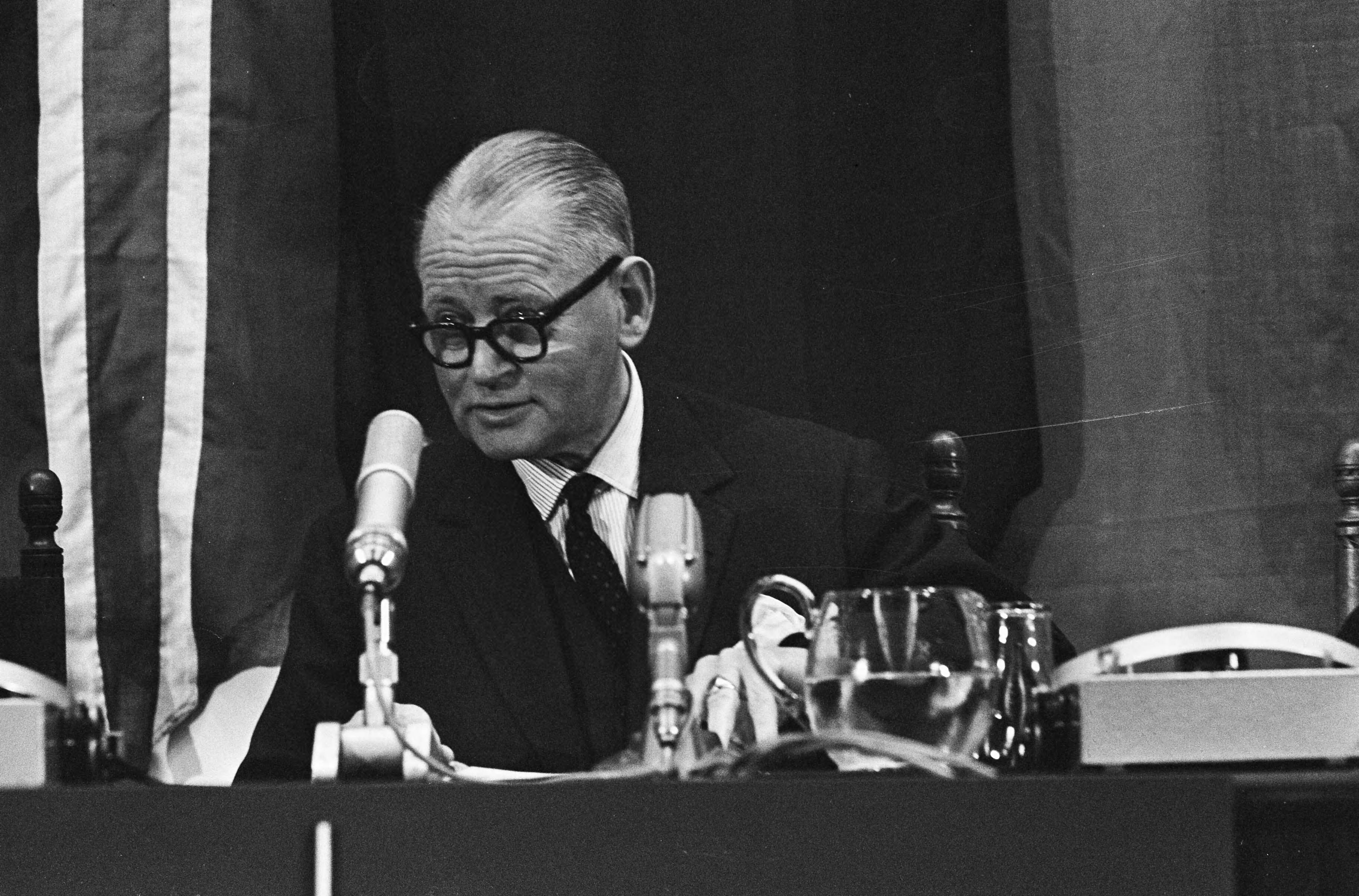 Fotocollectie Anefo — De NAVO Conferentie in Den Haag , secretaris generaal D. U. Stikker een persconferentie gehouden / — Foto: Koch, Eric / Anefo. Licentie: Set B: Rechtenvrij / Publiek Domein. Bron: Nationaal Archief. http://hdl.handle.net/10648/aa68bc96-d0b4-102d-bcf8-003048976d84