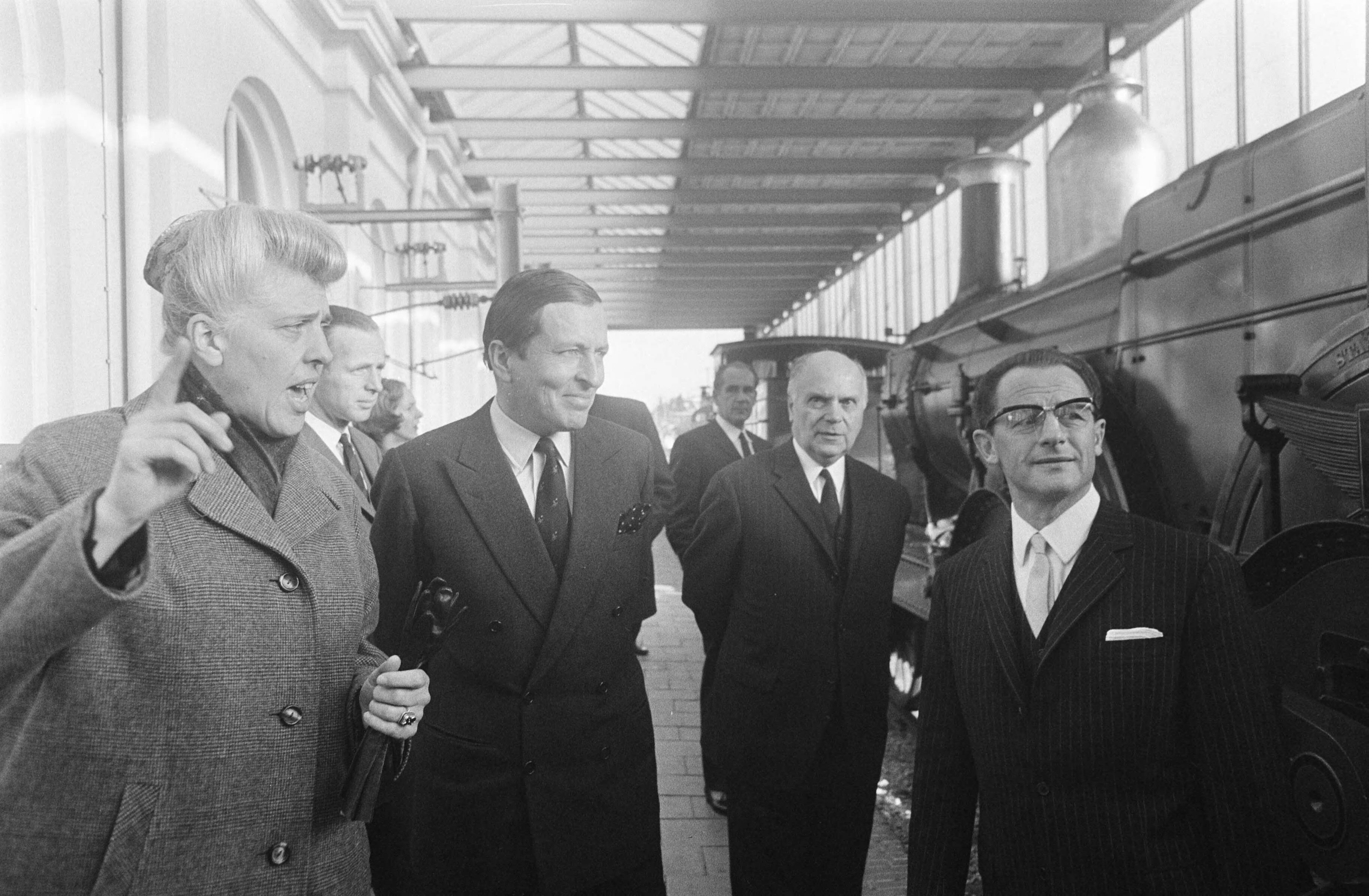 Fotocollectie Anefo — Prins Claus bezoekt Nederlandse Spoorwegen , onder ande het Spoorwegmuseum te Utrecht. Prins Claus bij de oude locomotieven — Foto: Mieremet, Rob / Anefo. Licentie: Set B: Rechtenvrij / Publiek Domein. Bron: Nationaal Archief. http://hdl.handle.net/10648/ab824692-d0b4-102d-bcf8-003048976d84