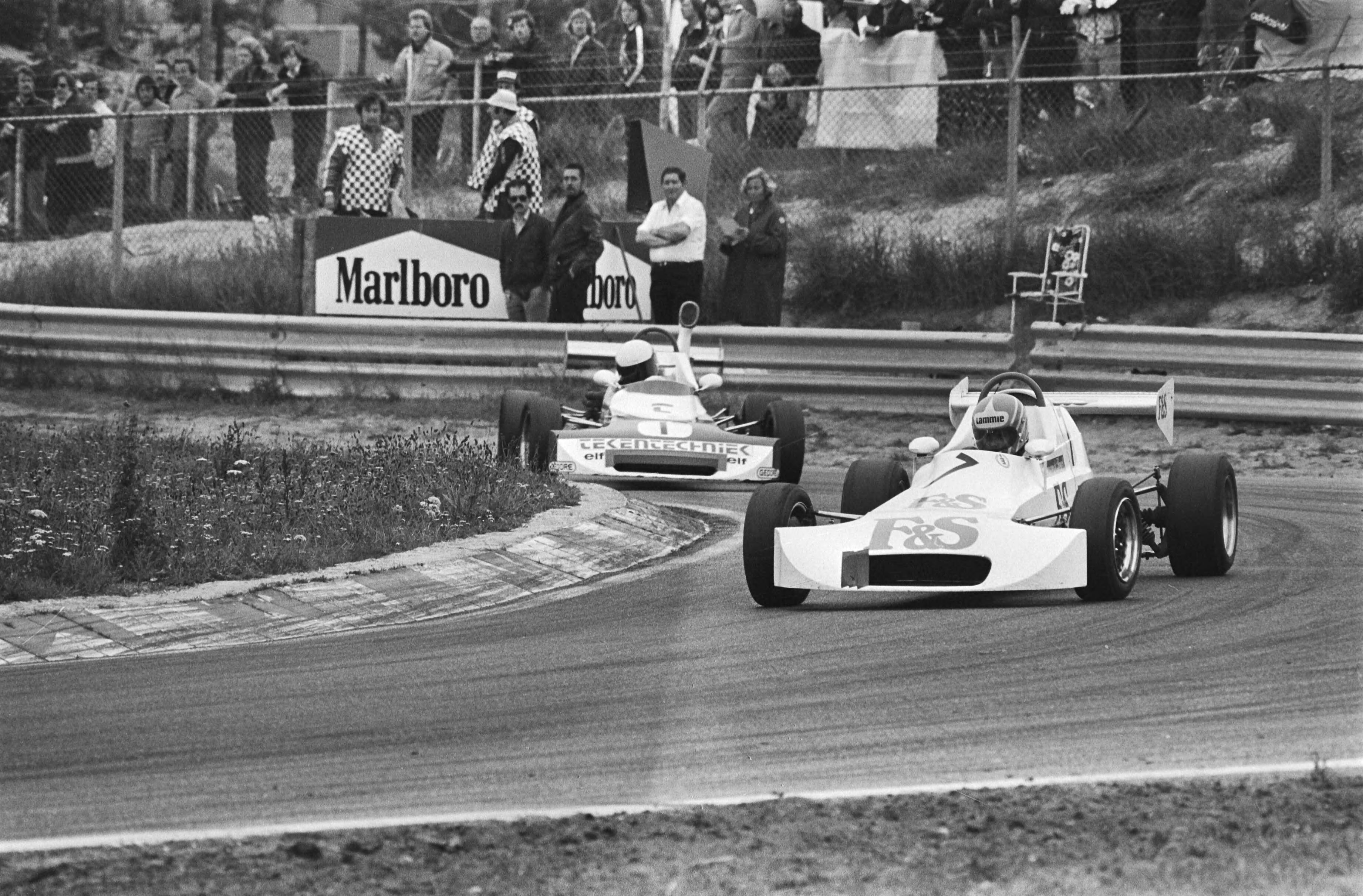 Fotocollectie Anefo — Autoraces Zandvoort; Lammy van de Heuvel (7) winnaar, Rob Leeuwenbrug (2e) in Formule Ford 2000 — Foto: Suyk, Koen / Anefo. Licentie: Set B: Rechtenvrij / Publiek Domein. Bron: Nationaal Archief. http://hdl.handle.net/10648/acb8ad94-d0b4-102d-bcf8-003048976d84