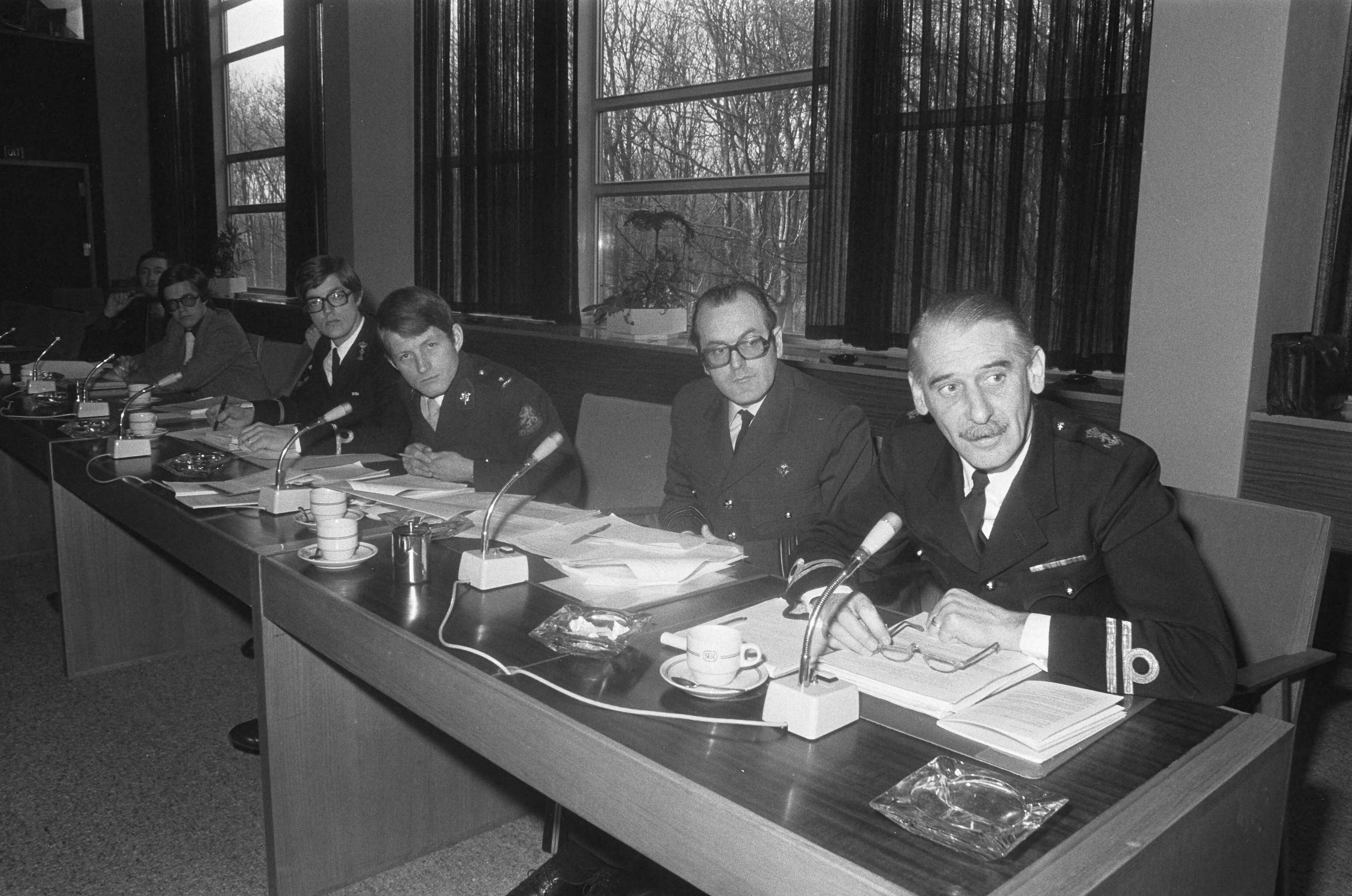 Fotocollectie Anefo — Hoorzitting staatscommissie Vrijwilligerslegers in SER-gebouw, Den Haag ; v.l.n.r kapt. L. Hamming , maj. Stameleers , maj. Slorstmeier , ltz. D. de — Foto: Peters, Hans / Anefo. Licentie: Set B: Rechtenvrij / Publiek Domein. Bron: Nationaal Archief. http://hdl.handle.net/10648/ac7880e8-d0b4-102d-bcf8-003048976d84