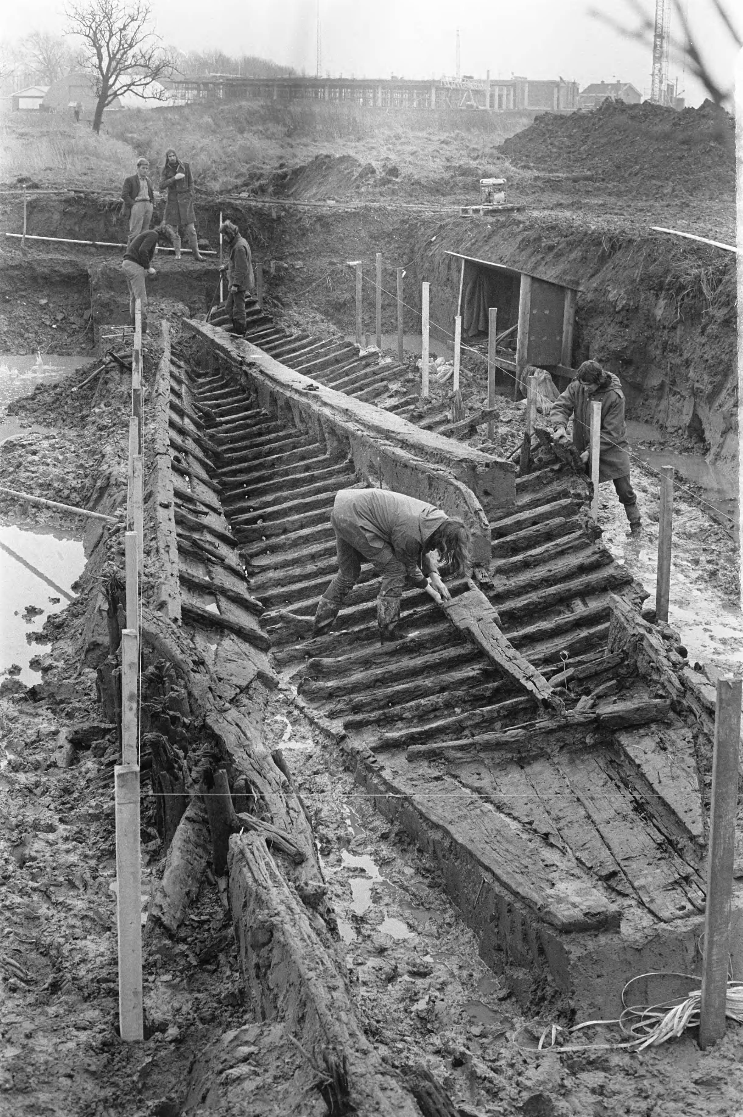 Fotocollectie Anefo — Romeins schip opgegraven bij Zwammerdam — Foto: Punt, W. / Anefo. Licentie: Set B: Rechtenvrij / Publiek Domein. Bron: Nationaal Archief. http://hdl.handle.net/10648/ac003afc-d0b4-102d-bcf8-003048976d84