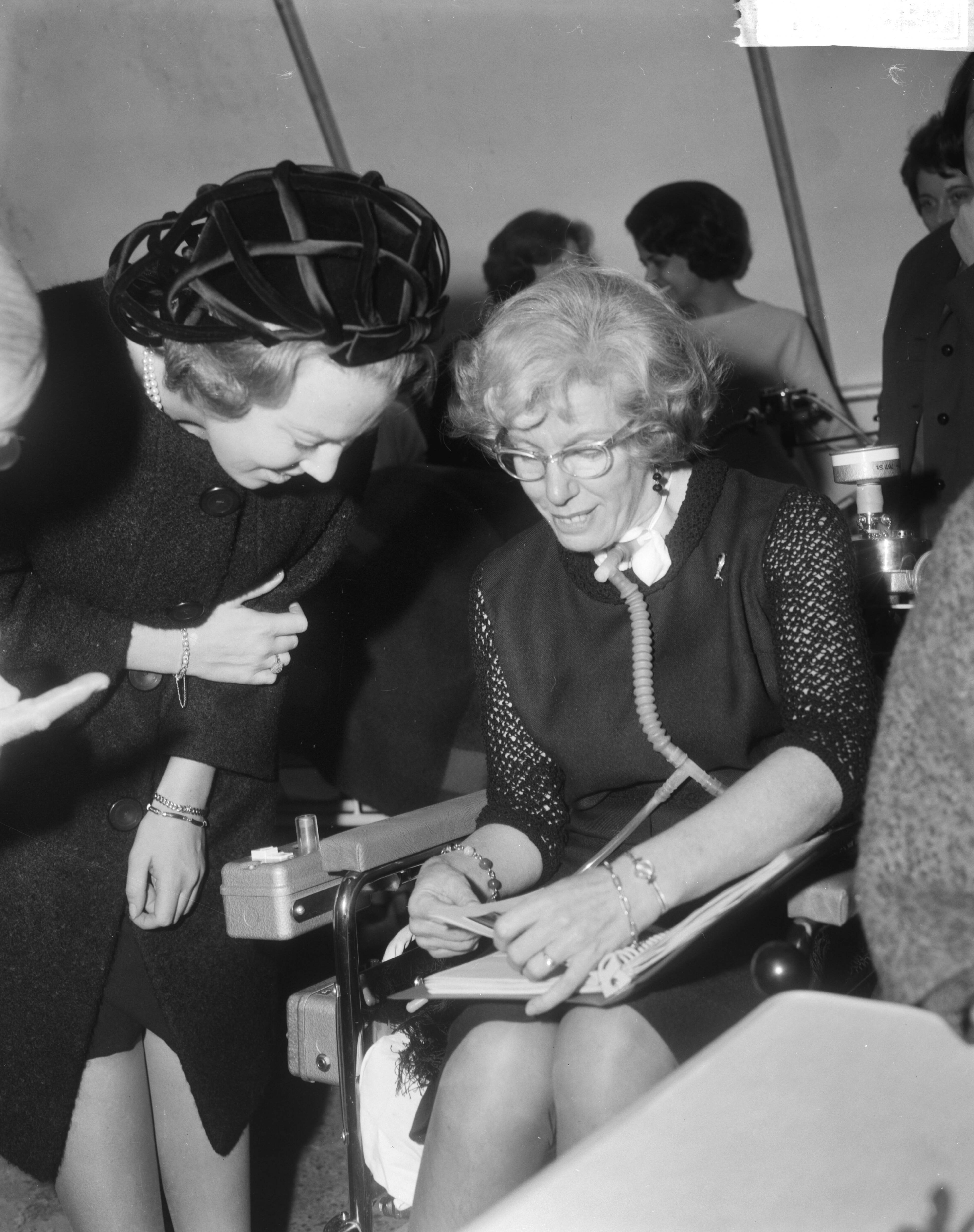Fotocollectie Anefo — Prinses Beatrix bij het openen van paviljoen De Schelp te Scheveningen; de prinses in gesprek met een patiënte — Foto: Bilsen, Joop van / Anefo. Licentie: Set B: Rechtenvrij / Publiek Domein. Bron: Nationaal Archief. http://hdl.handle.net/10648/aacfd584-d0b4-102d-bcf8-003048976d84