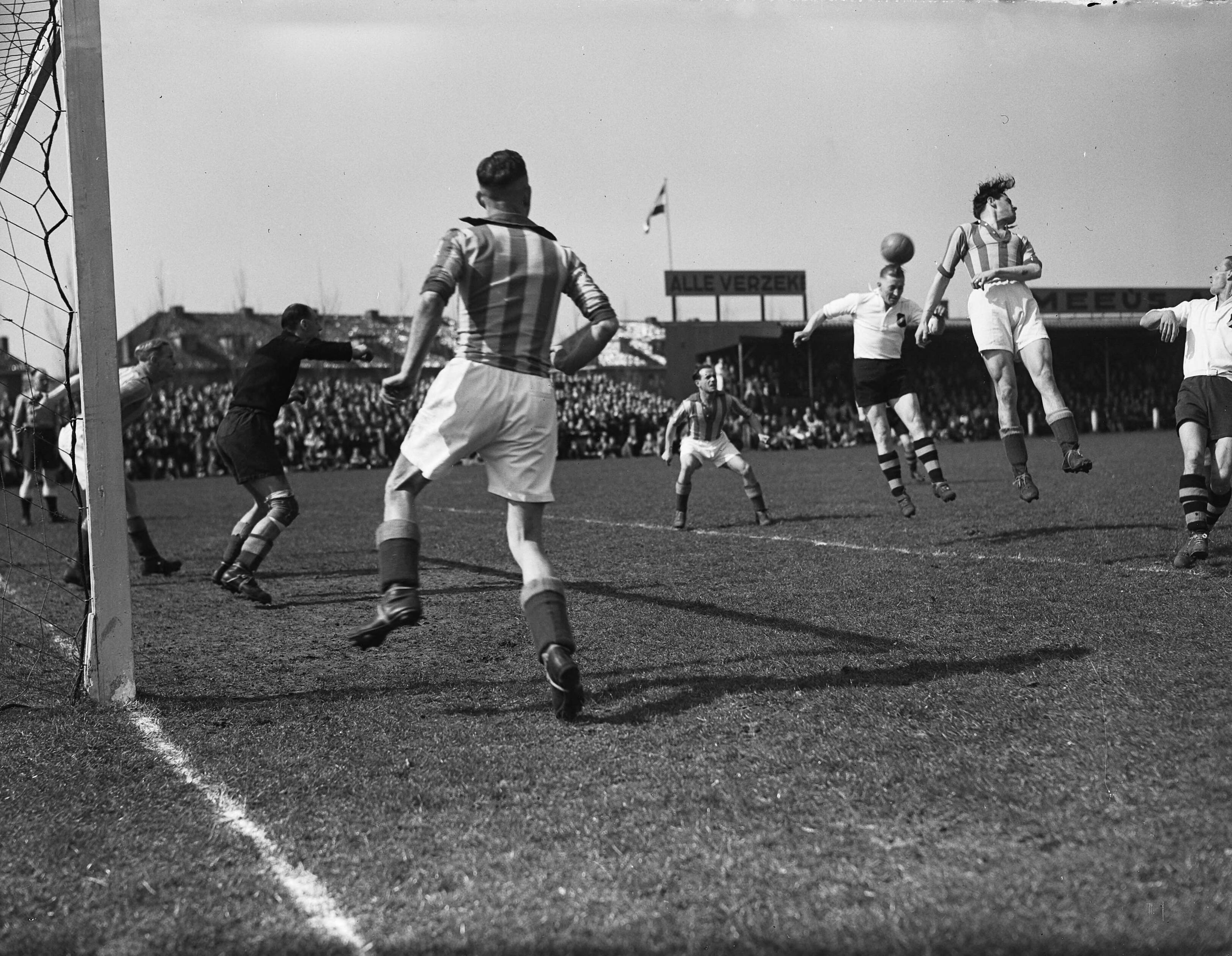 Fotocollectie Anefo — Voetbal. NAC tegen NOAD (0-2). NAC-aanvaller als jongleur — Foto: Noske, J.D. / Anefo. Licentie: Set B: Rechtenvrij / Publiek Domein. Bron: Nationaal Archief. http://hdl.handle.net/10648/a8a6dbfe-d0b4-102d-bcf8-003048976d84