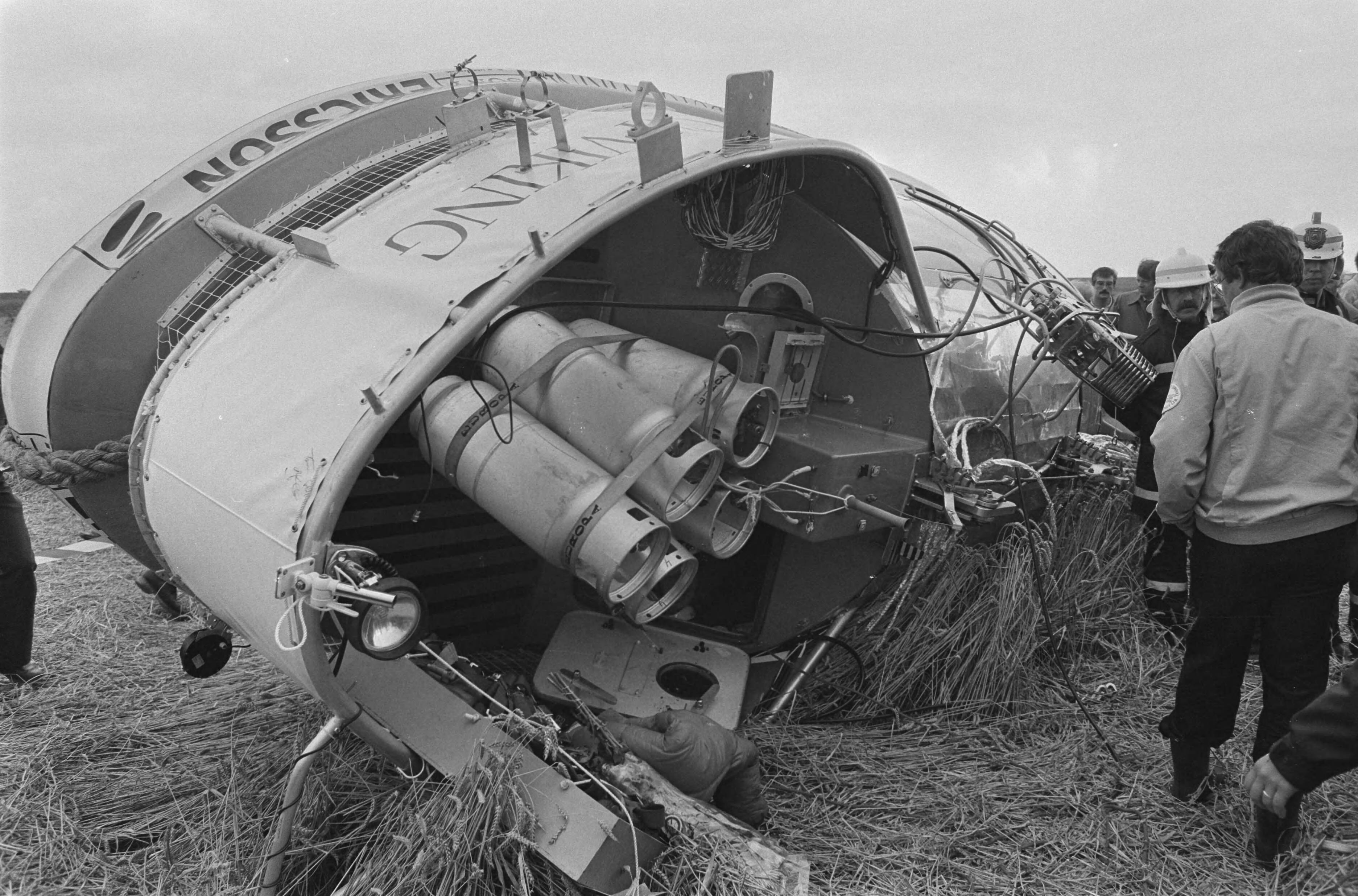 Fotocollectie Anefo — Landing ballon "Dutch Viking" na succesvolle vlucht over Atlantische Oceaan in polder bij Almere; de cabine van de ballon na de harde landing — Foto: Gerrits, Roland / Anefo. Licentie: Set B: Rechtenvrij / Publiek Domein. Bron: Nationaal Archief. http://hdl.handle.net/10648/ad56d01e-d0b4-102d-bcf8-003048976d84