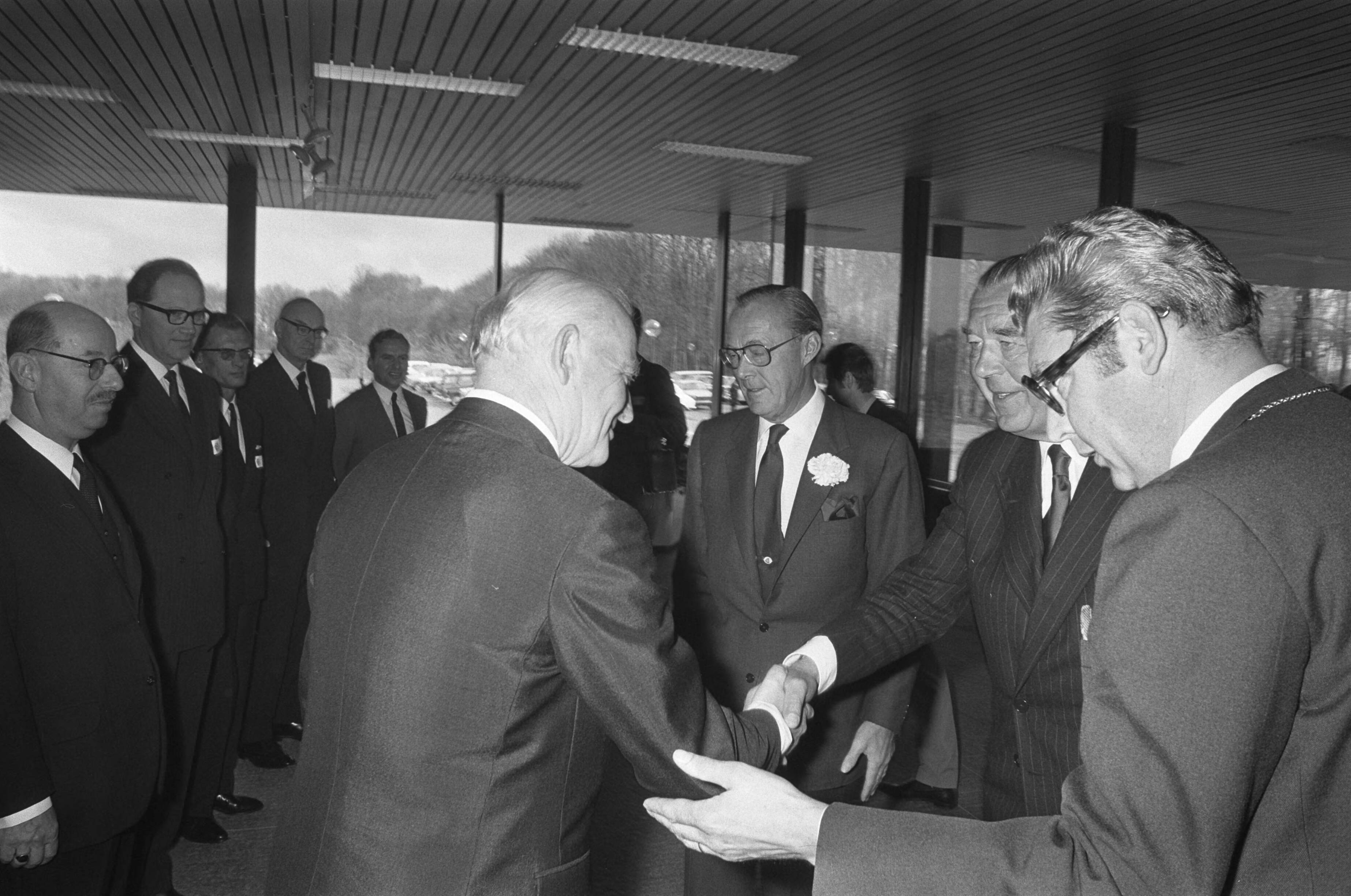 Opening van A. B. Svenska Kullagerfabriken Research Centre te Jutphaas door Prins Bernhard en prins Bert van Zweden — Prins Bernhard bij afscheid — Foto: Fotograaf Onbekend / Anefo. Licentie: Set B: Rechtenvrij / Publiek Domein. Bron: Nationaal Archief. http://hdl.handle.net/10648/abe767fc-d0b4-102d-bcf8-003048976d84