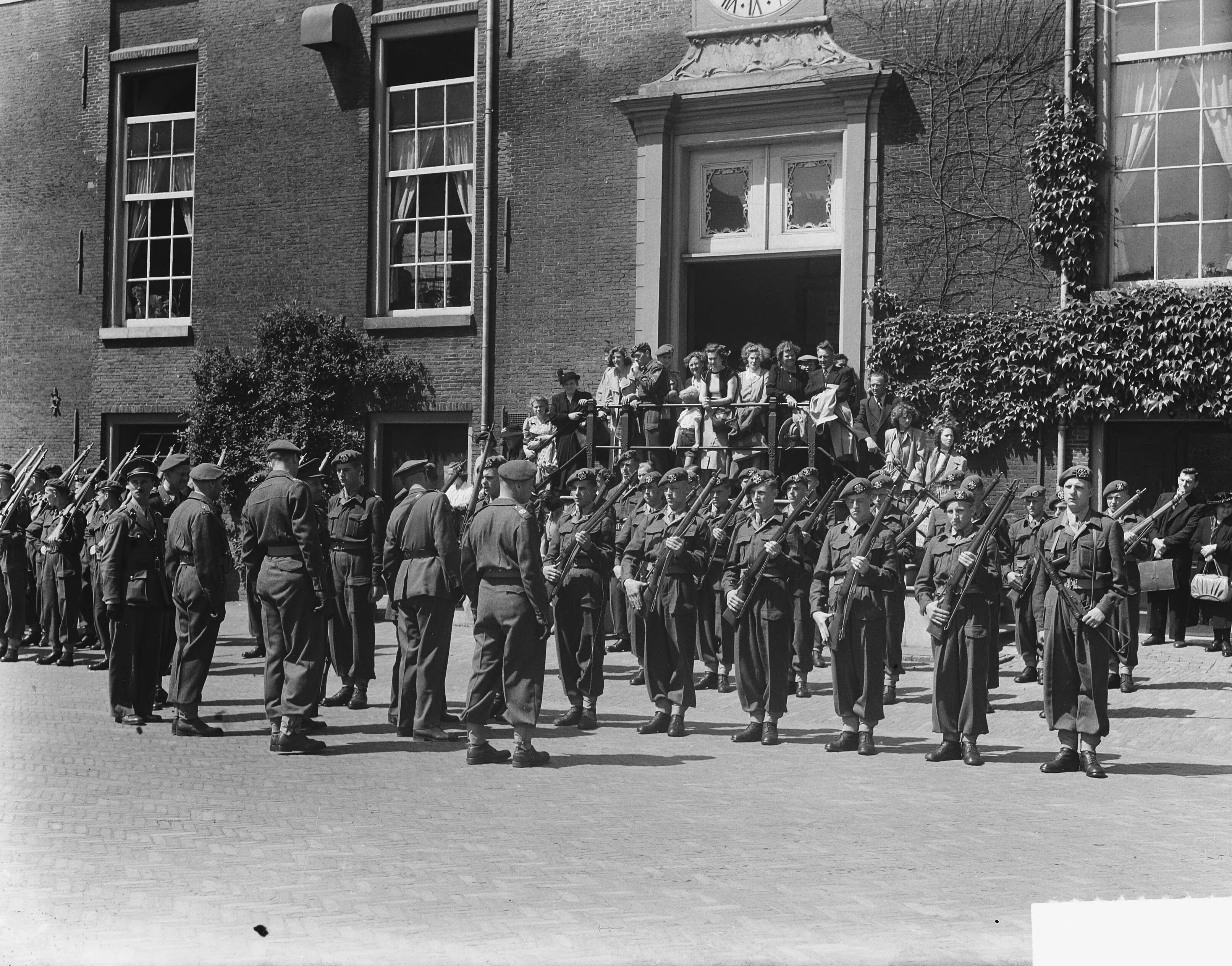 Inspectie en defilé te Haarlem t.g.v. afscheid Luchtdoelafdeling — Inspectie en defilé te Haarlem t.g.v. afscheid van het regiment lichte luchtdoelartillerie "Betuwe". Inspectie door de gewestelijk commandant Noord-Holland, luitenant-generaal D.C. Buurman van Vreeden — Foto: Vogel, Carel L. de / Anefo. Licentie: Set B: Rechtenvrij / Publiek Domein. Bron: Nationaal Archief. http://hdl.handle.net/10648/a8eb8a74-d0b4-102d-bcf8-003048976d84