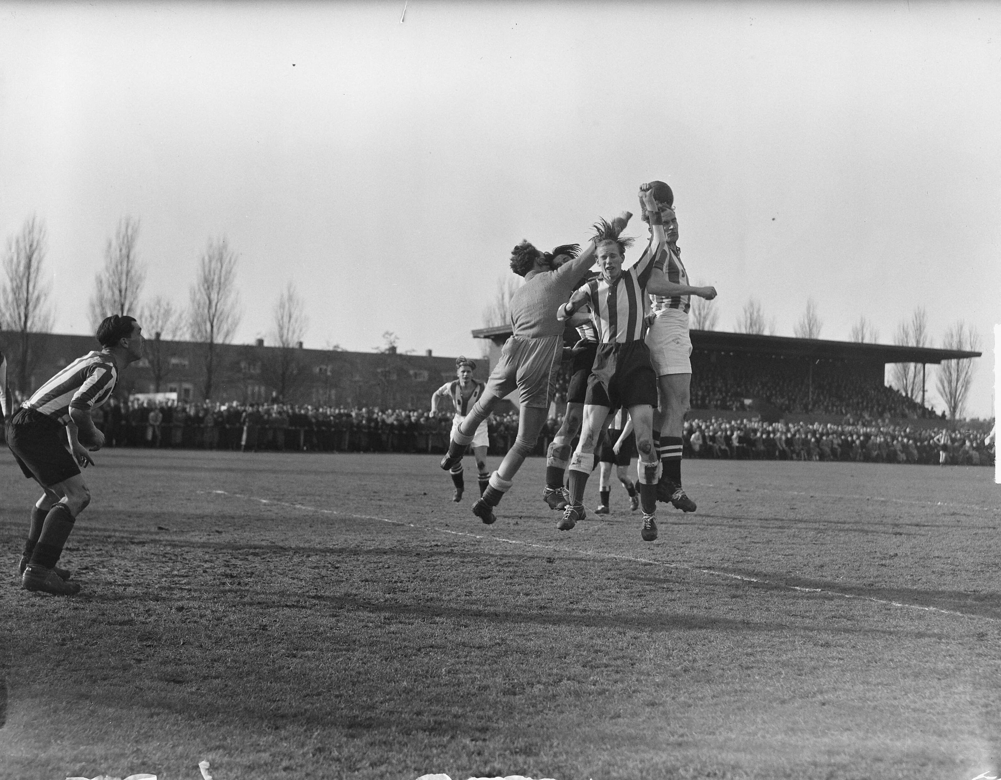 Fotocollectie Anefo — Voetbal. Leeuwarden tegen Heerenveen 2-3, spelmoment — Foto: Oorschot, […] van / Anefo. Licentie: Set B: Rechtenvrij / Publiek Domein. Bron: Nationaal Archief. http://hdl.handle.net/10648/a8d4c9a6-d0b4-102d-bcf8-003048976d84
