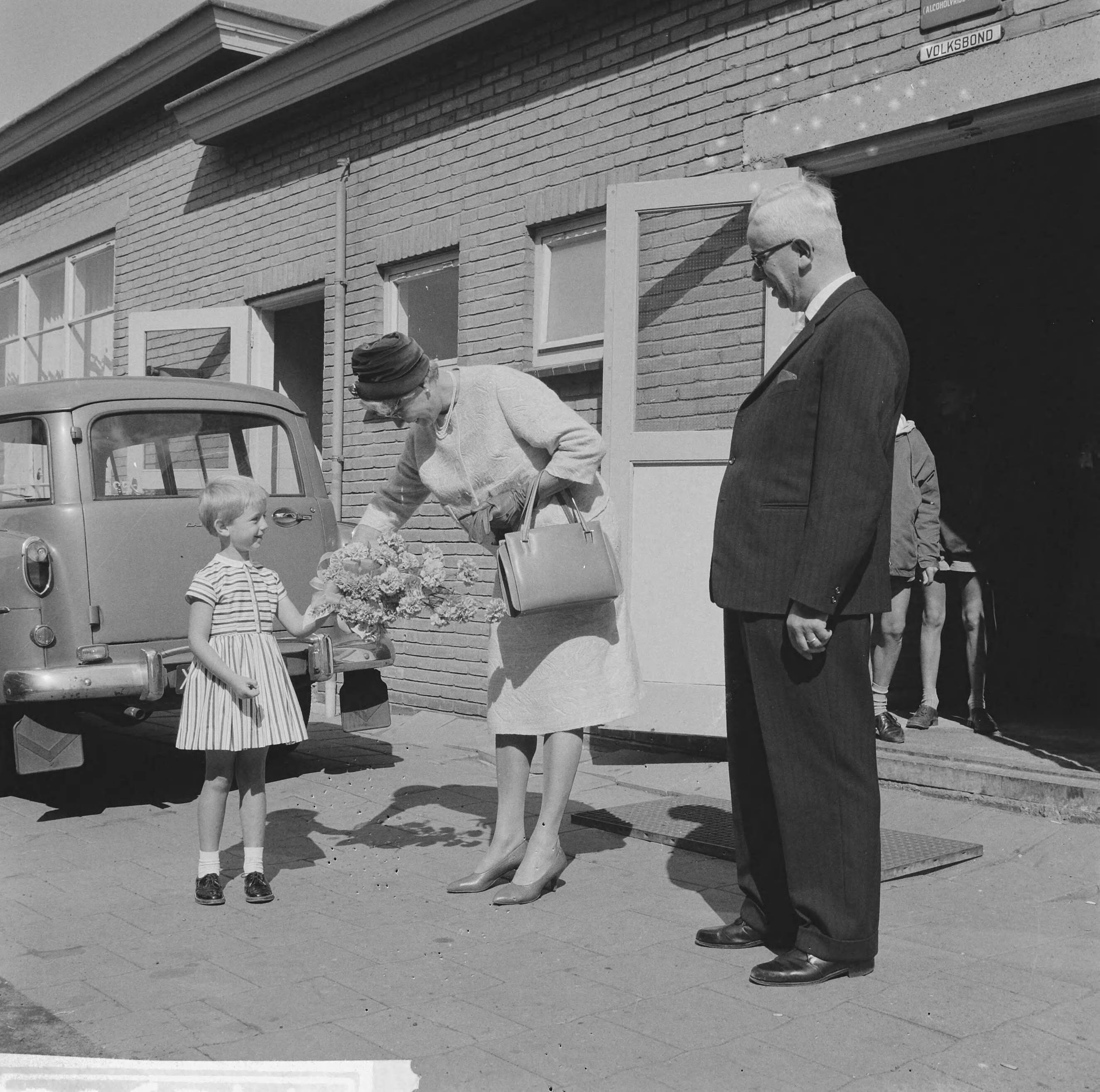 Fotocollectie Anefo — Tewaterlating "Thea Danielsen" (opdracht Zaanlandsche Scheepsbouw Maatschappij) — Foto: Koch, Eric / Anefo. Licentie: Set B: Rechtenvrij / Publiek Domein. Bron: Nationaal Archief. http://hdl.handle.net/10648/aa15c3e2-d0b4-102d-bcf8-003048976d84