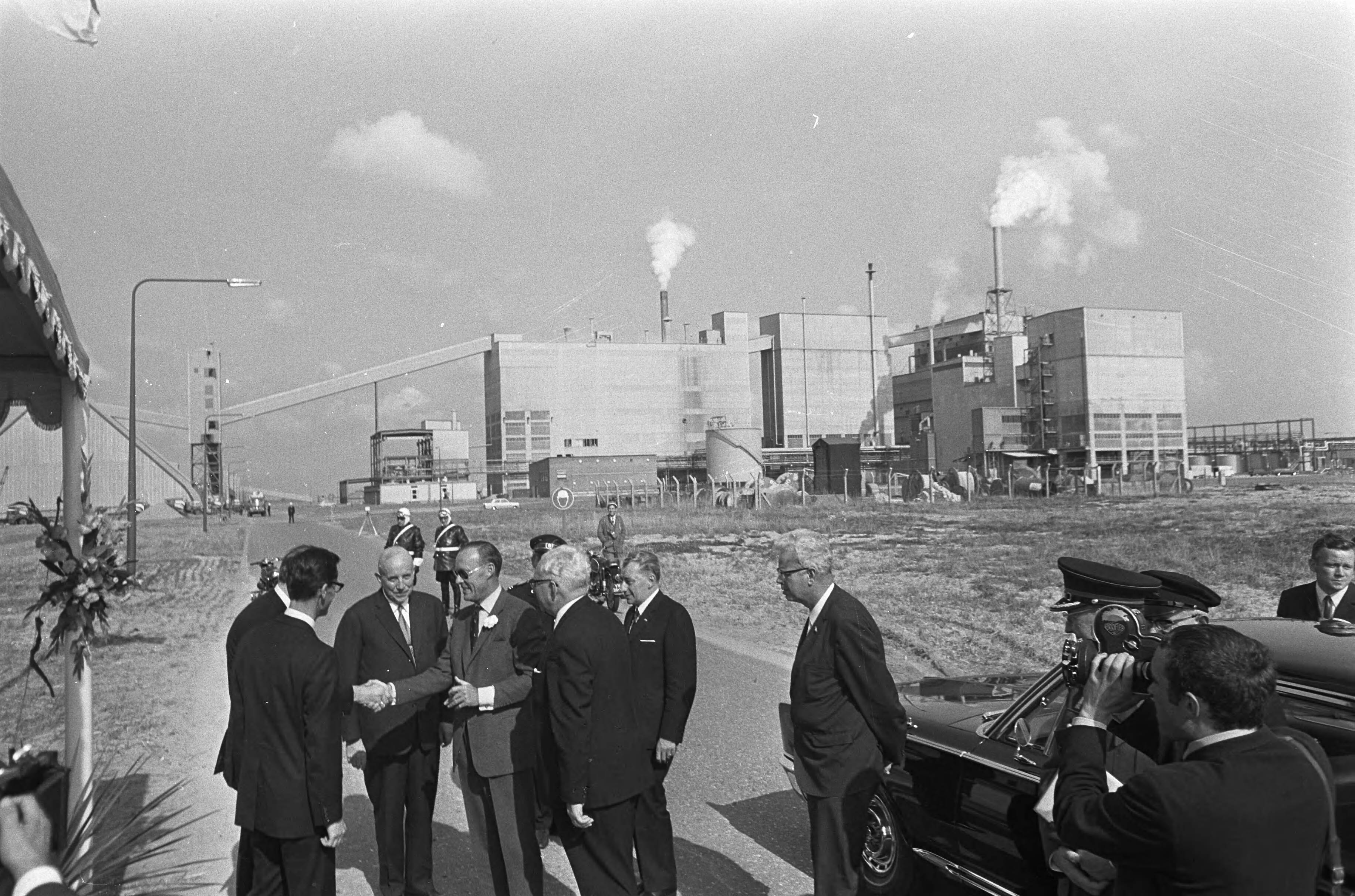 Prins Bernhard bezoekt Zeeland — De prins bij zijn aankomst bij Hoechst Vlissingen — Foto: Fotograaf Onbekend / Anefo. Licentie: Set B: Rechtenvrij / Publiek Domein. Bron: Nationaal Archief. http://hdl.handle.net/10648/ab4d5f9a-d0b4-102d-bcf8-003048976d84