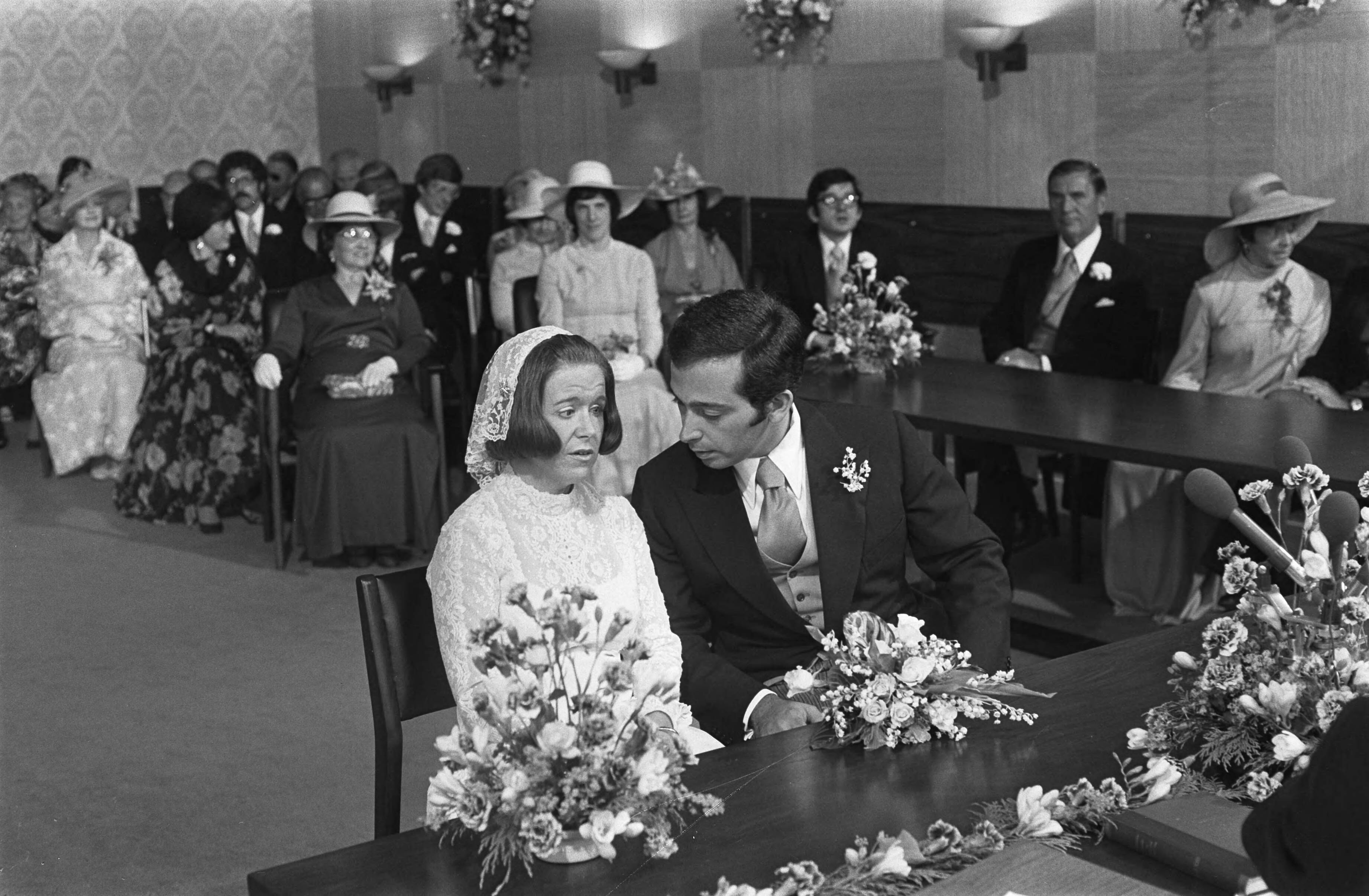 Huwelijk prinses Christina en Jorge Guillermo; de sluiting van het burgerlijk huwelijk in het stadhuis van Baarn — Prinses Christina en Jorge Guillermo bij de sluiting van het burgerlijk huwelijk — Foto: Meerdere fotografen / Anefo. Licentie: Set B: Rechtenvrij / Publiek Domein. Bron: Nationaal Archief. http://hdl.handle.net/10648/ac6c5d7c-d0b4-102d-bcf8-003048976d84