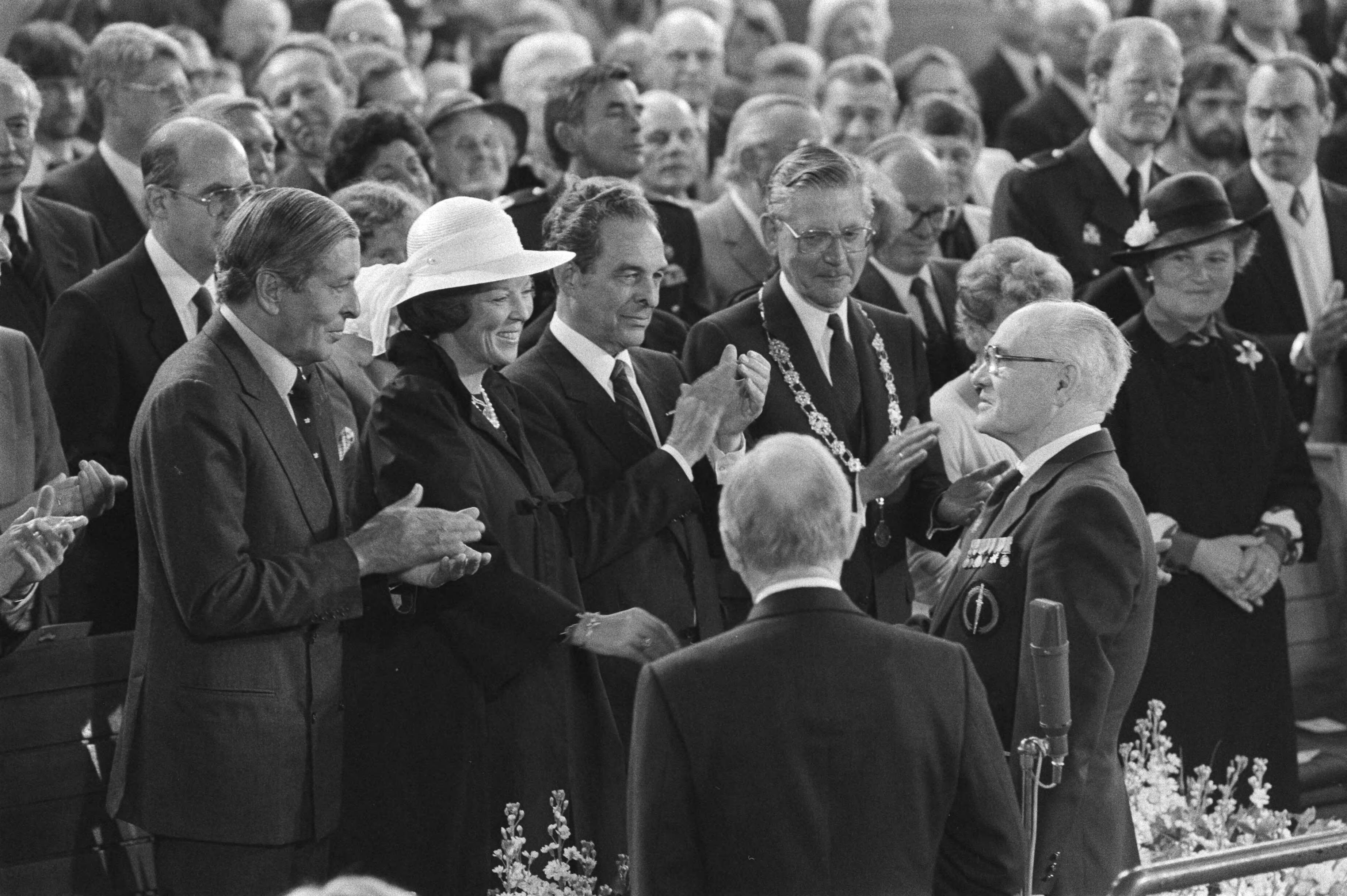 Fotocollectie Anefo — Kon. Beatrix en Prins Claus bij Nat. herdenkingsmanifestatie in Middelburg; Koningin Beatrix en Prins Claus in Nieuwe Kerk — Foto: Bogaerts, Rob / Anefo. Licentie: Set B: Rechtenvrij / Publiek Domein. Bron: Nationaal Archief. http://hdl.handle.net/10648/ad385c6a-d0b4-102d-bcf8-003048976d84