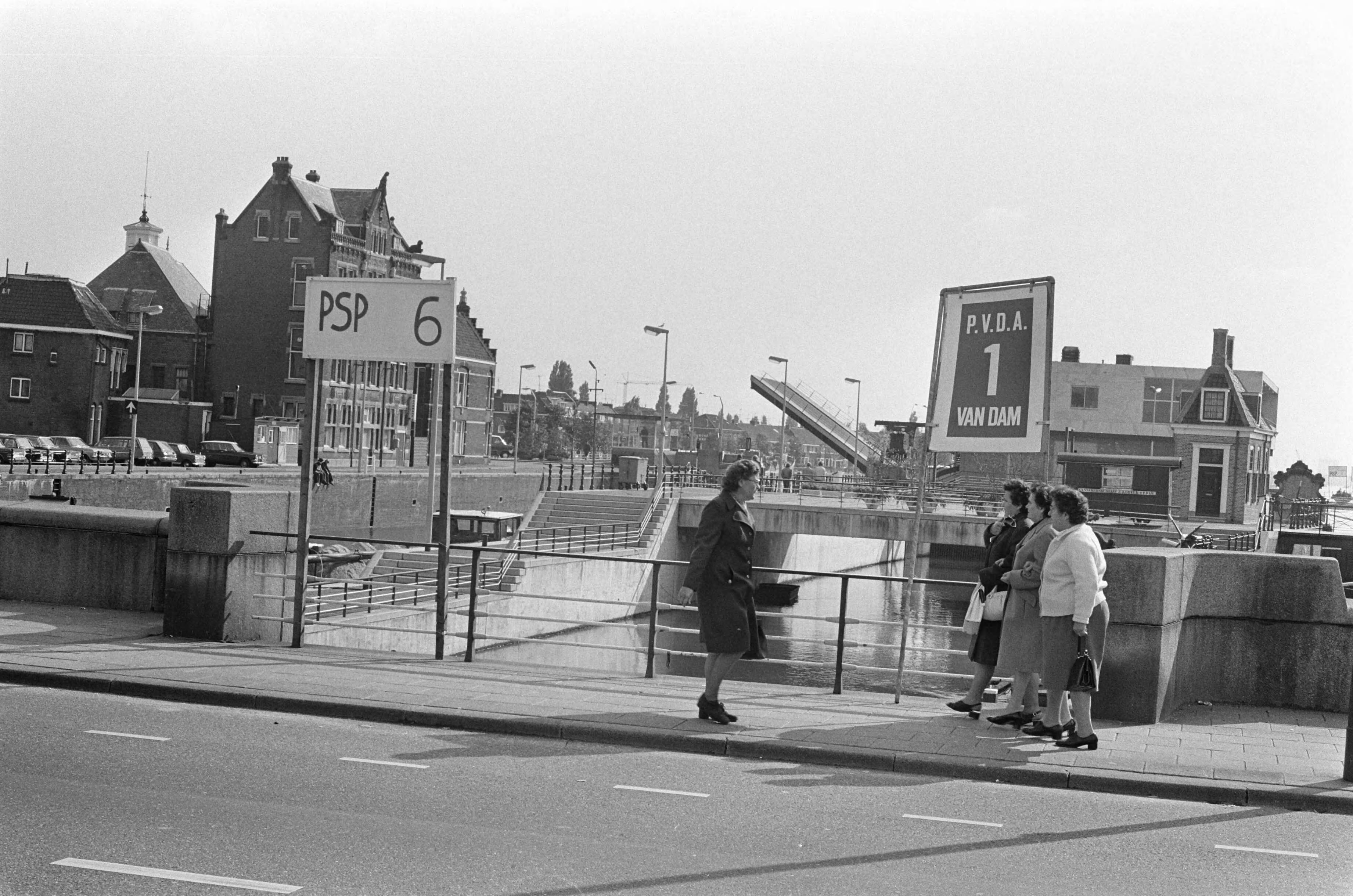 Fotocollectie Anefo — Verkiezingsborden voor gemeenteraadsverkiezingen nieuw te vormen stad Zaanstad, nummer 9 en 10 borden van PSP en CP — Foto: Verhoeff, Bert / Anefo. Licentie: Set B: Rechtenvrij / Publiek Domein. Bron: Nationaal Archief. http://hdl.handle.net/10648/ac382d36-d0b4-102d-bcf8-003048976d84