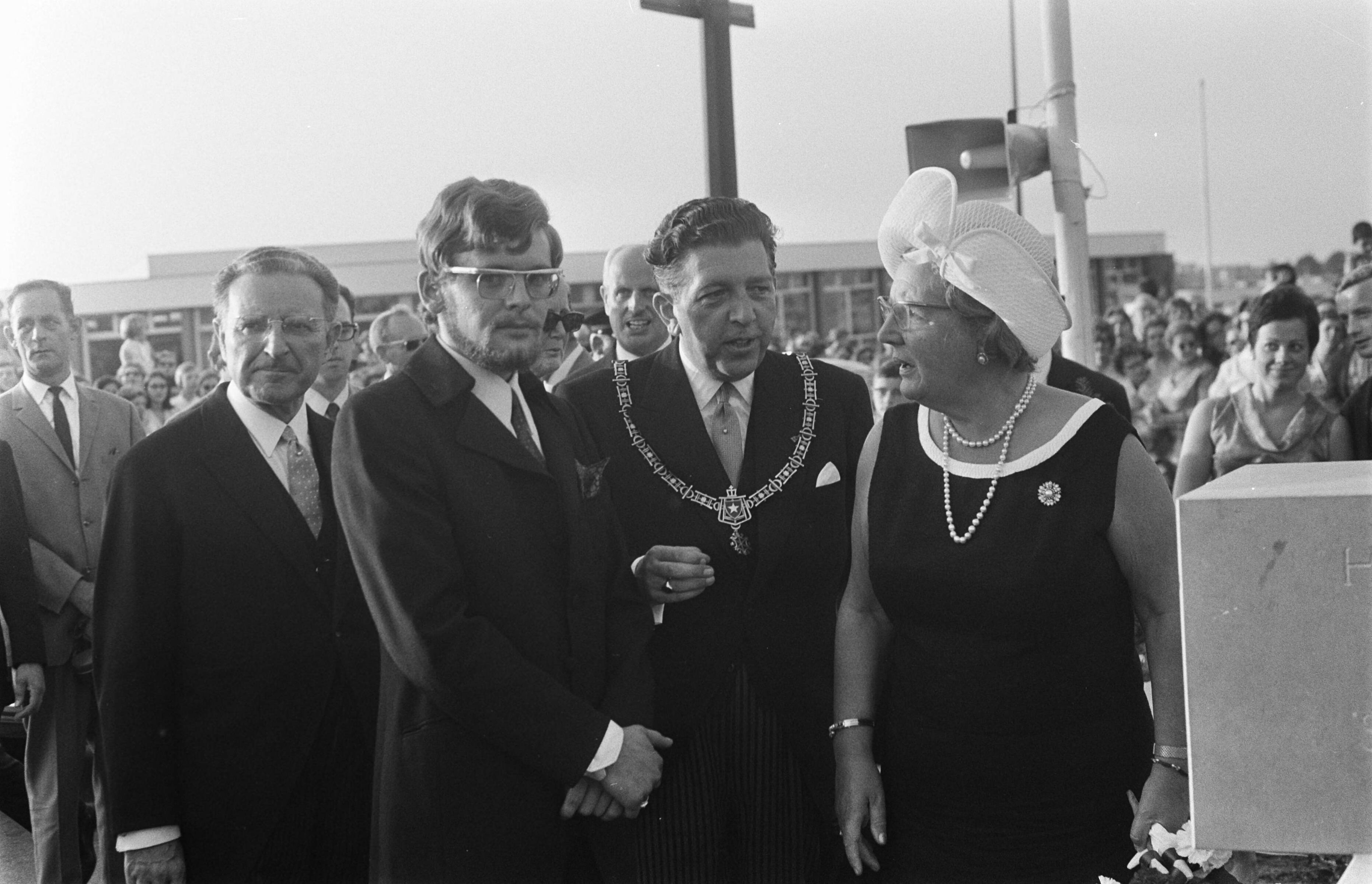 Fotocollectie Anefo — H. M. Kon. Juliana bezoekt Z. Limburg t.g.v. 25-j. herdenking van de bevrijding: bezoek Maastricht — Foto: Mieremet, Rob / Anefo. Licentie: Set B: Rechtenvrij / Publiek Domein. Bron: Nationaal Archief. http://hdl.handle.net/10648/ab798e3a-d0b4-102d-bcf8-003048976d84