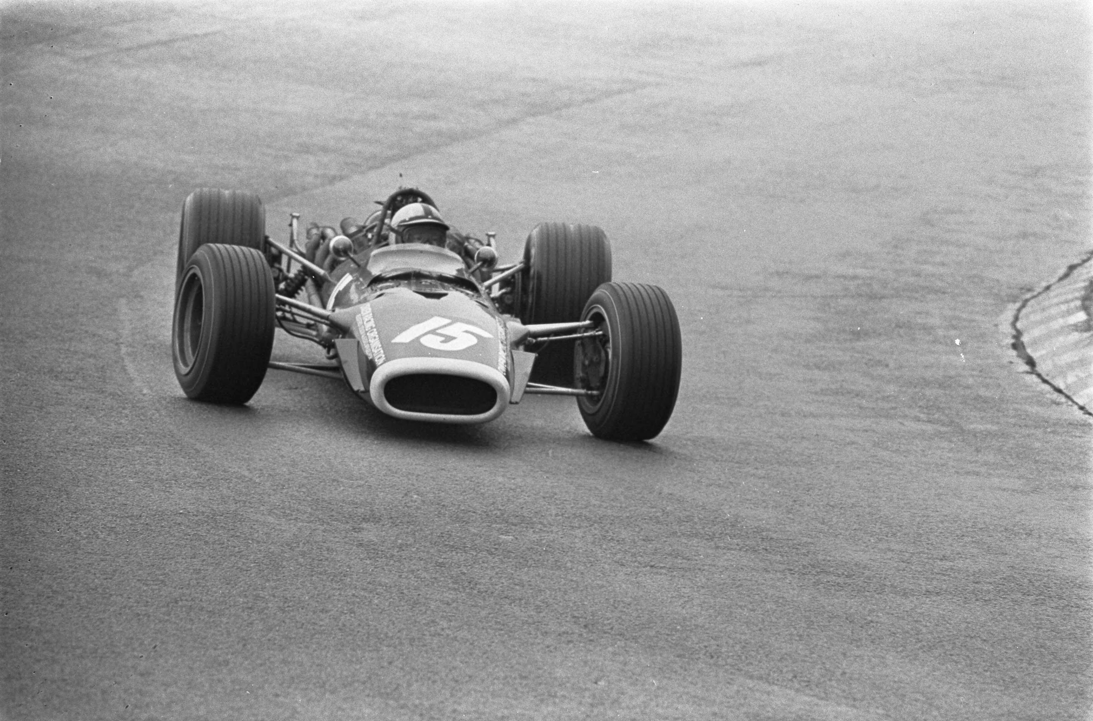 Fotocollectie Anefo — Grand Prix 68 Zandvoort. Pedro Rodriguez (Mexico) — Foto: Evers, Joost / Anefo. Licentie: Set B: Rechtenvrij / Publiek Domein. Bron: Nationaal Archief. http://hdl.handle.net/10648/ab44f634-d0b4-102d-bcf8-003048976d84