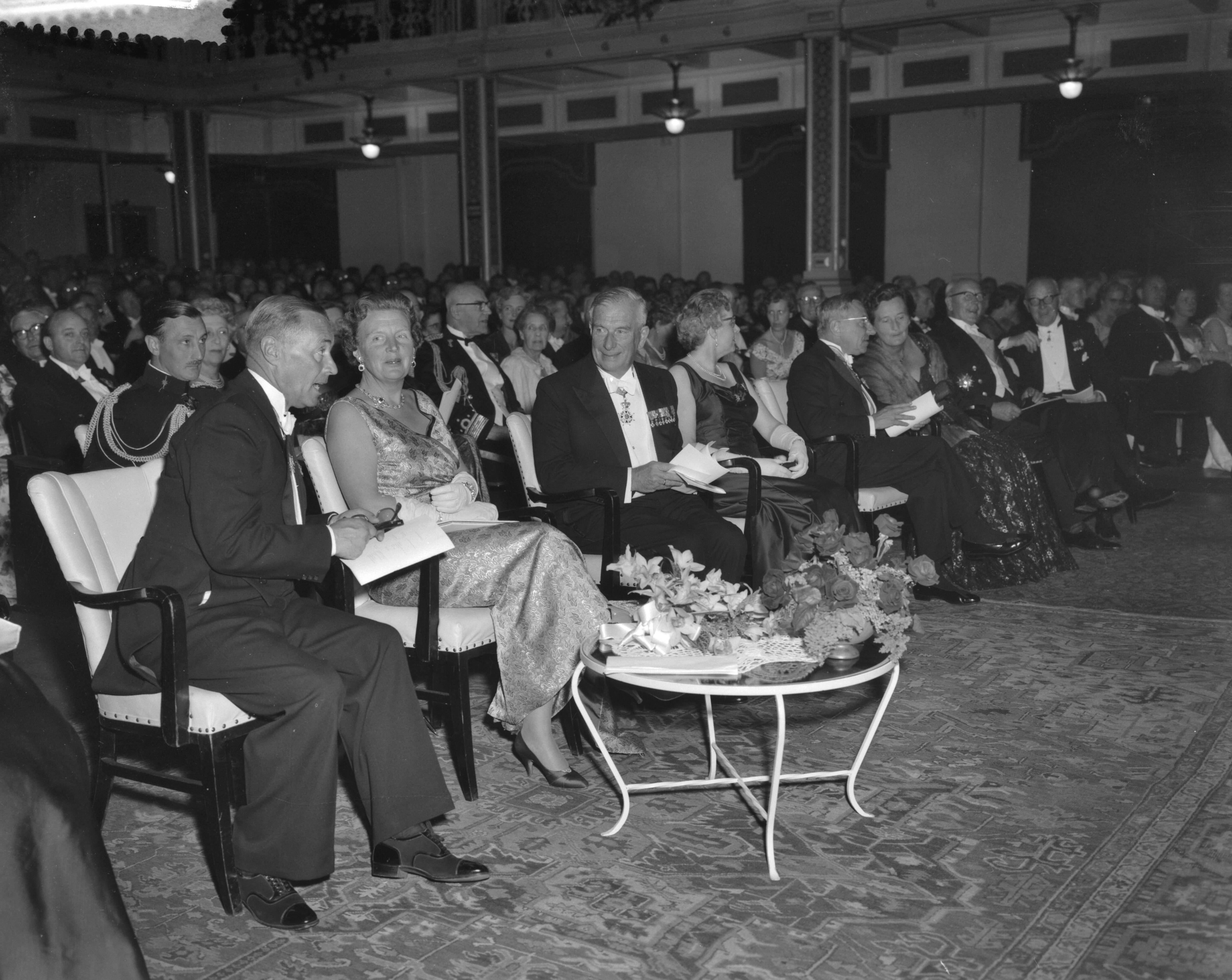 Fotocollectie Anefo — 40 jaar KLM jubileumconcert in de Kurzaal te Scheveningen in aanwezigheid van koningin Juliana. Zij wordt geflankeerd door president-directeur I.A. Aler (links) en president-commissaris dr. ir. F.Q. den Hollander — Foto: Pot, Harry / Anefo. Licentie: Set B: Rechtenvrij / Publiek Domein. Bron: Nationaal Archief. http://hdl.handle.net/10648/a99f528e-d0b4-102d-bcf8-003048976d84