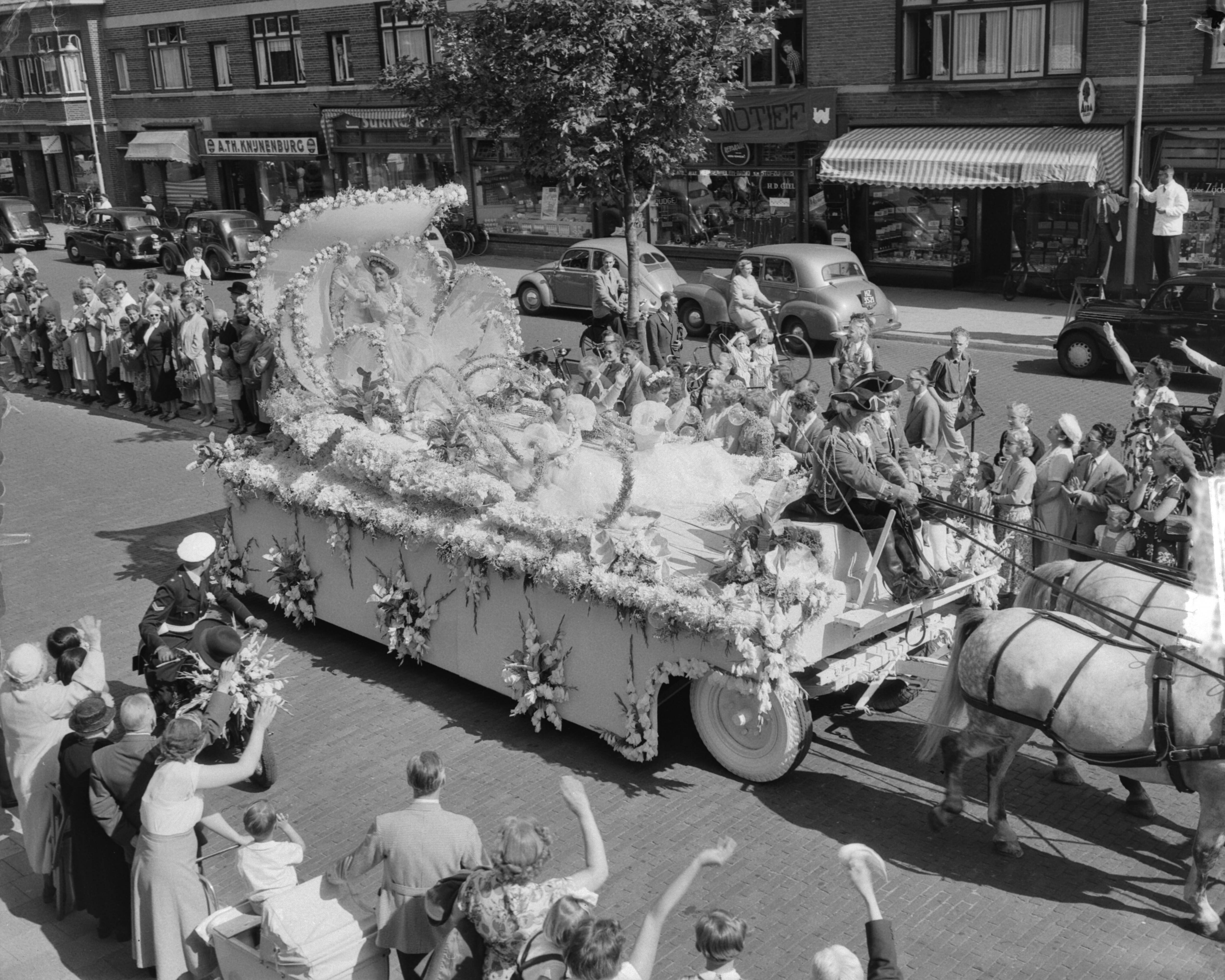 Bloemencorso in Den Haag met Tour de France renners — Vervallen — Foto: Duinen, G.W. van / Anefo. Licentie: Set B: Rechtenvrij / Publiek Domein. Bron: Nationaal Archief. http://hdl.handle.net/10648/a910b948-d0b4-102d-bcf8-003048976d84