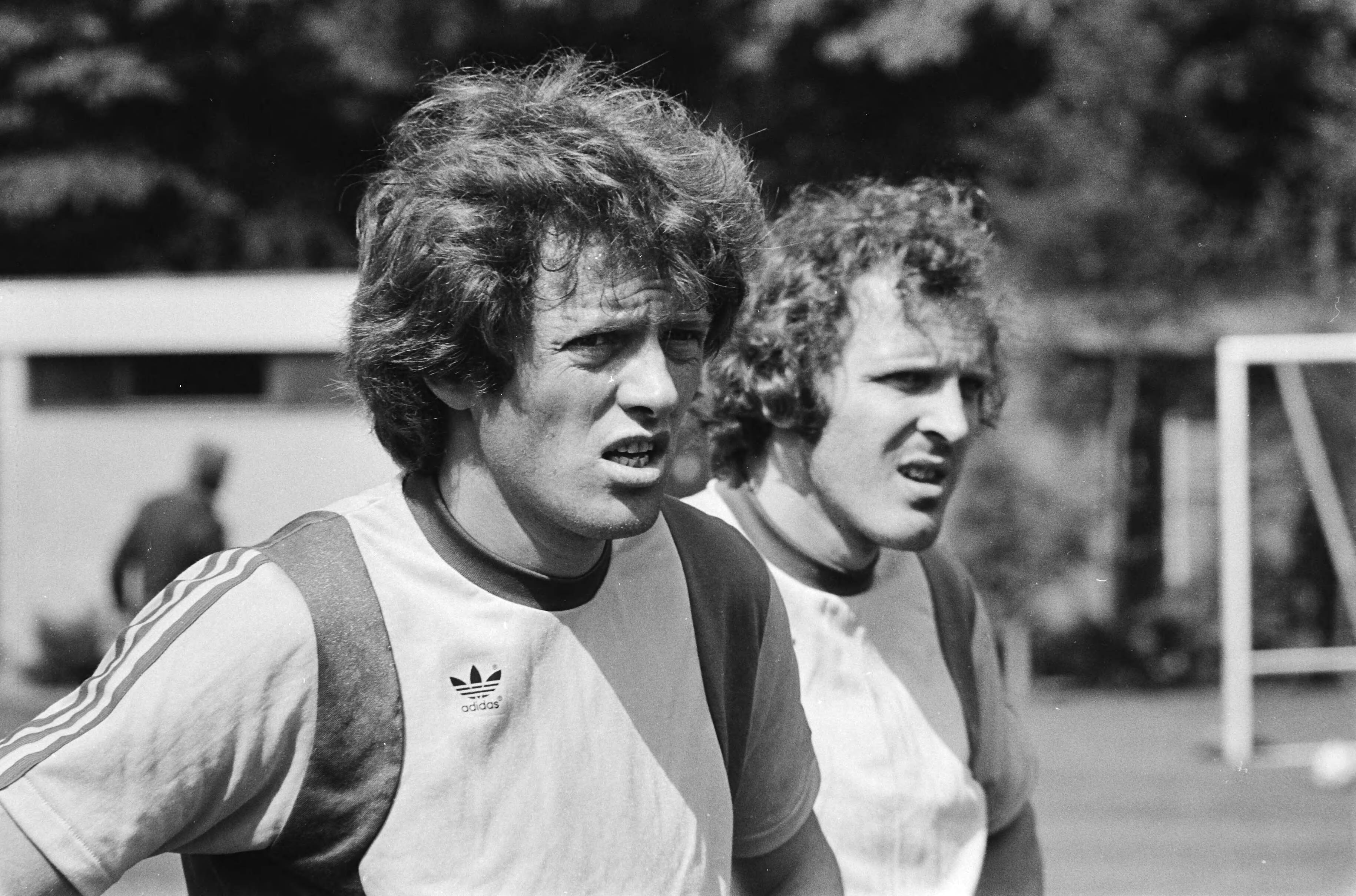 Fotocollectie Anefo — Training Nederlands Elftal i.v.m. Europese Kampioenschappen in Italie; Arie Haan (links) en Willy v.d. Kerkhof , kop Haan — Foto: Dijk, Hans van / Anefo. Licentie: Set B: Rechtenvrij / Publiek Domein. Bron: Nationaal Archief. http://hdl.handle.net/10648/ace1634c-d0b4-102d-bcf8-003048976d84
