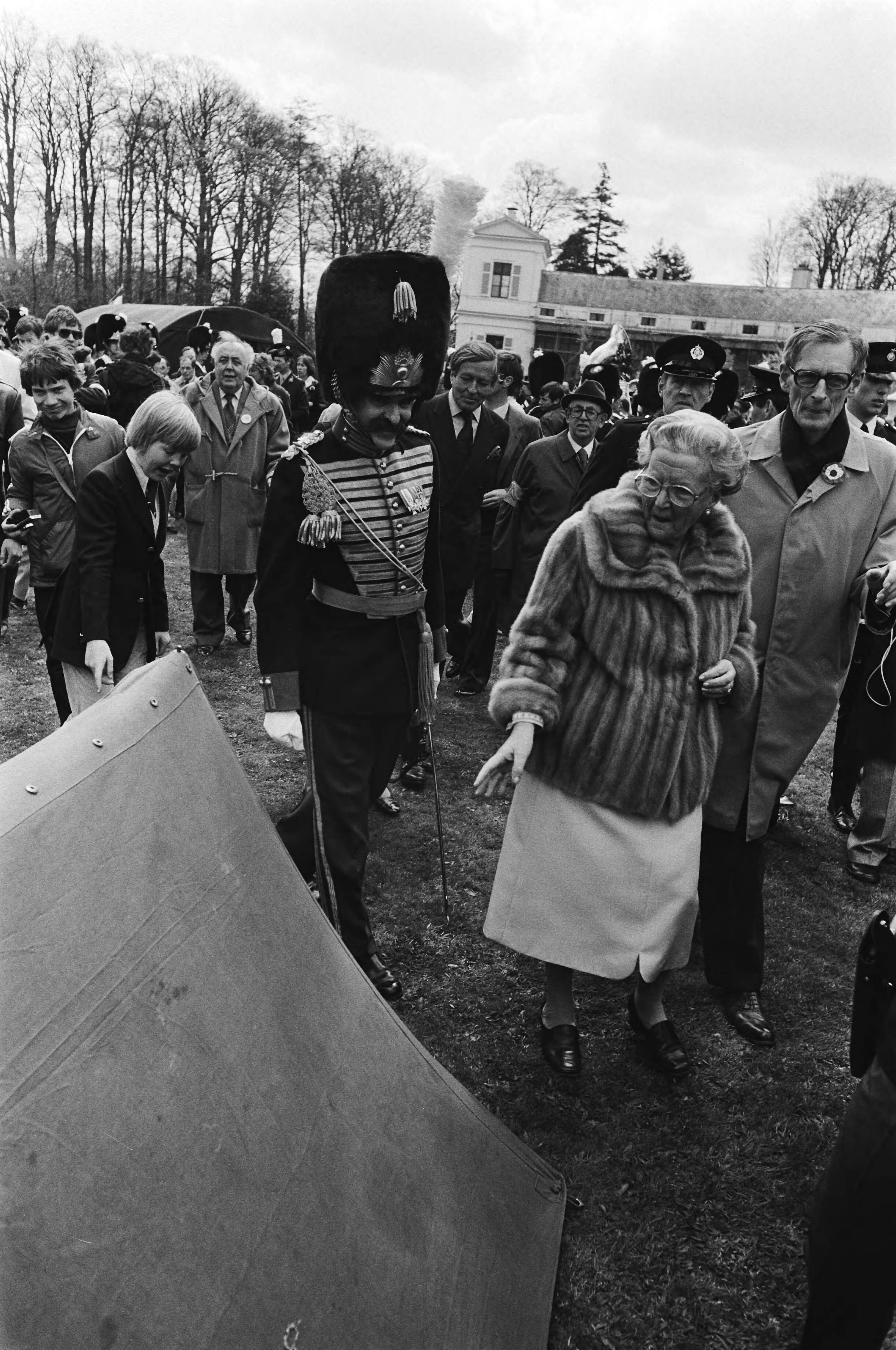 Defilé Soestdijk — Op het middenterrein — Foto: Croes, Rob C. / Anefo. Licentie: Set B: Rechtenvrij / Publiek Domein. Bron: Nationaal Archief. http://hdl.handle.net/10648/acc9575c-d0b4-102d-bcf8-003048976d84