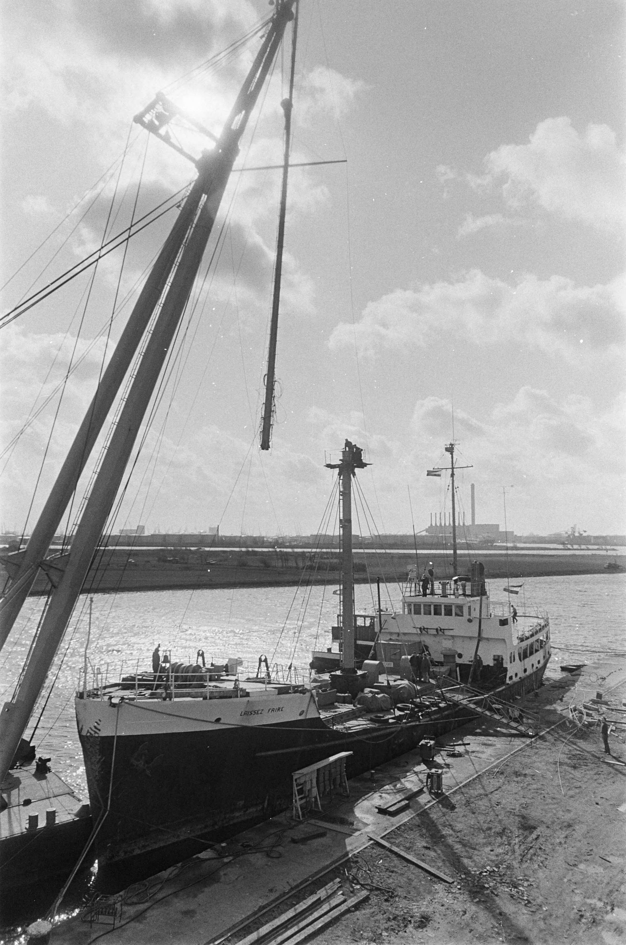 Fotocollectie Anefo — Radioschip Dolfijn , Laisses Faire bij de ZSM te Zaand voor nieuwe mast — Foto: Nijs, Jac. de / Anefo. Licentie: Set B: Rechtenvrij / Publiek Domein. Bron: Nationaal Archief. http://hdl.handle.net/10648/ab12d9c4-d0b4-102d-bcf8-003048976d84