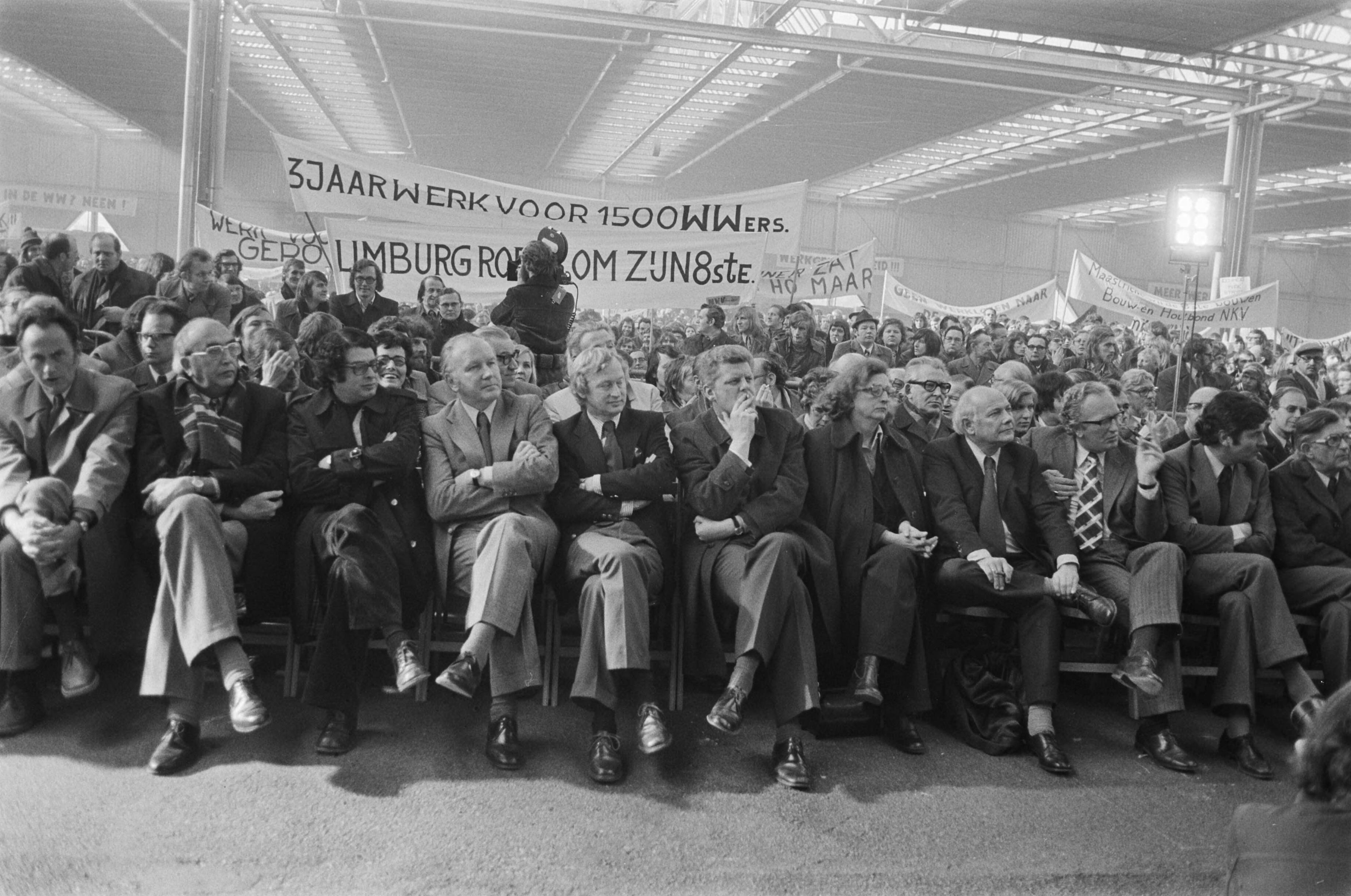 Fotocollectie Anefo — Anti-werkloosheidsdemonstratie in Utrecht; meeting in de Veemarkthallen met Den Uyl en ministers en kamerleden — Foto: Bogaerts, Rob / Anefo. Licentie: Set B: Rechtenvrij / Publiek Domein. Bron: Nationaal Archief. http://hdl.handle.net/10648/ac623180-d0b4-102d-bcf8-003048976d84