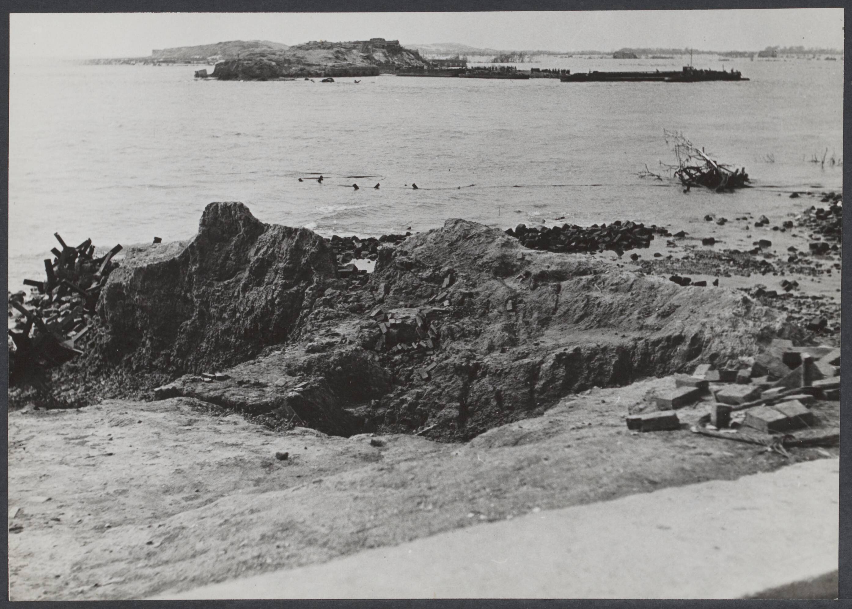 Westkapelle. Raid op de wijk van - 1944 — Westkapelle — Foto: Fotograaf Onbekend / Anefo. Licentie: Set B: Rechtenvrij / Publiek Domein. Bron: Nationaal Archief. http://hdl.handle.net/10648/09f45509-2e40-ac01-295b-3abd5dd4cb8b