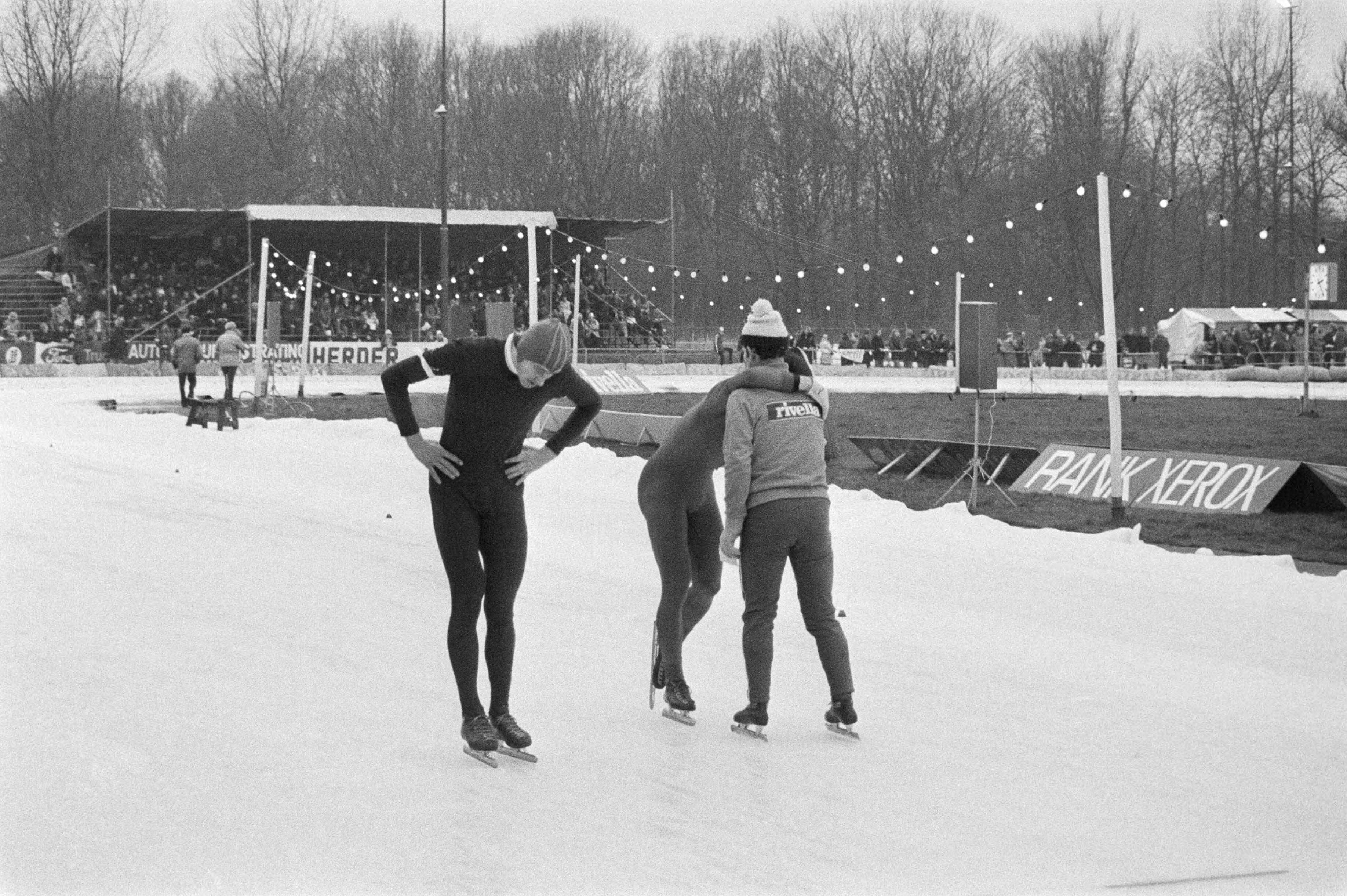 Fotocollectie Anefo — Nederlandse kampioenschappen schaatsen in Groningen; Van Helden, Kleine en Leen Pfrommer — Foto: Verhoeff, Bert / Anefo. Licentie: Set B: Rechtenvrij / Publiek Domein. Bron: Nationaal Archief. http://hdl.handle.net/10648/ac7aa4fe-d0b4-102d-bcf8-003048976d84
