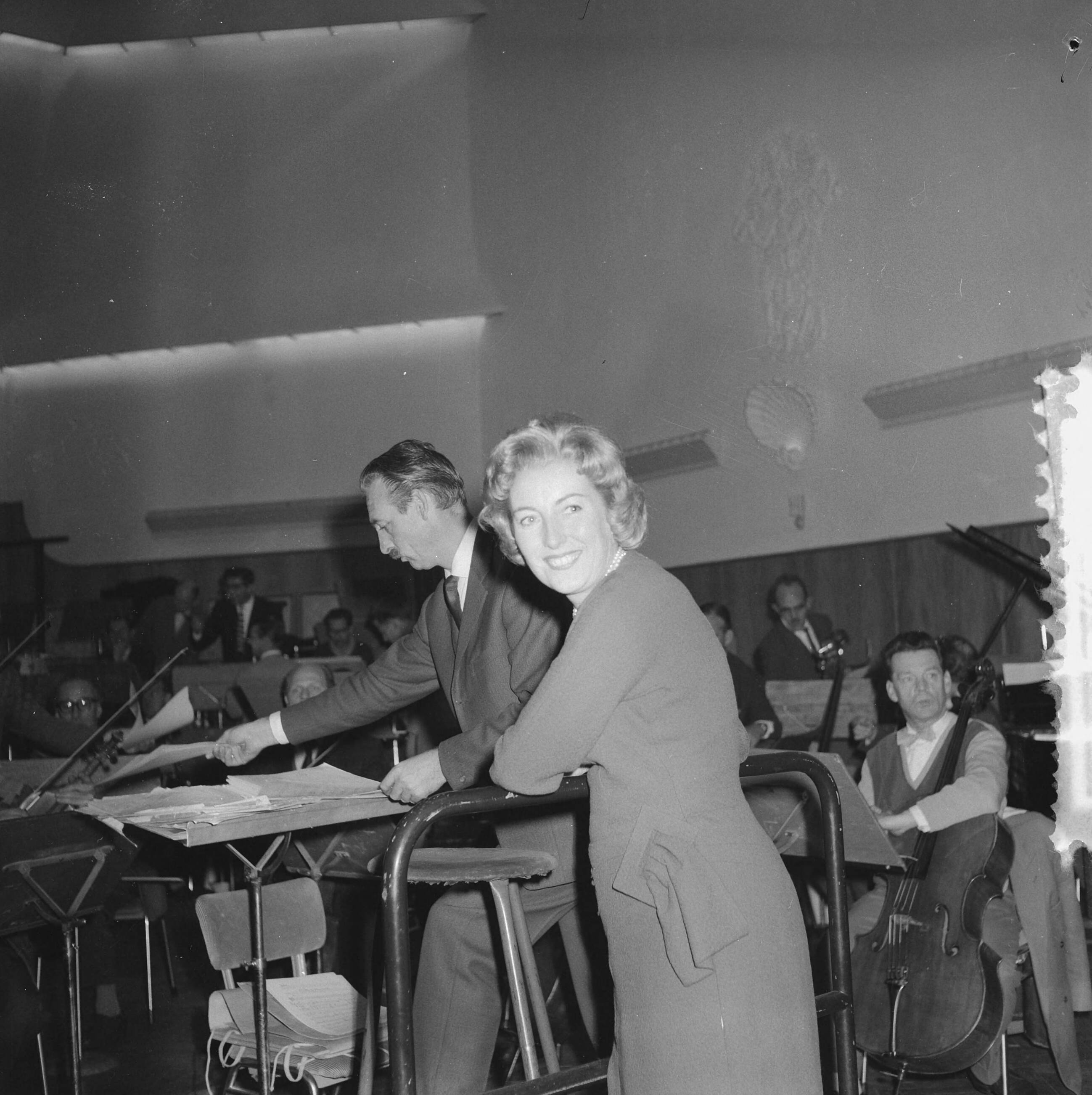 Fotocollectie Anefo — De Britse zangeres Vera Lynn repeteert in de KRO-studio te Hilversum met het Metropole-orkest onder leiding van Dolf van de Linden. Zij zal in de Haagse Dierentuin optreden tijdens de speciale Steravond van de NCRV t.g.v. het 35-jarig bestaan — Foto: Lindeboom, Henk / Anefo. Licentie: Set B: Rechtenvrij / Publiek Domein. Bron: Nationaal Archief. http://hdl.handle.net/10648/a9a26712-d0b4-102d-bcf8-003048976d84