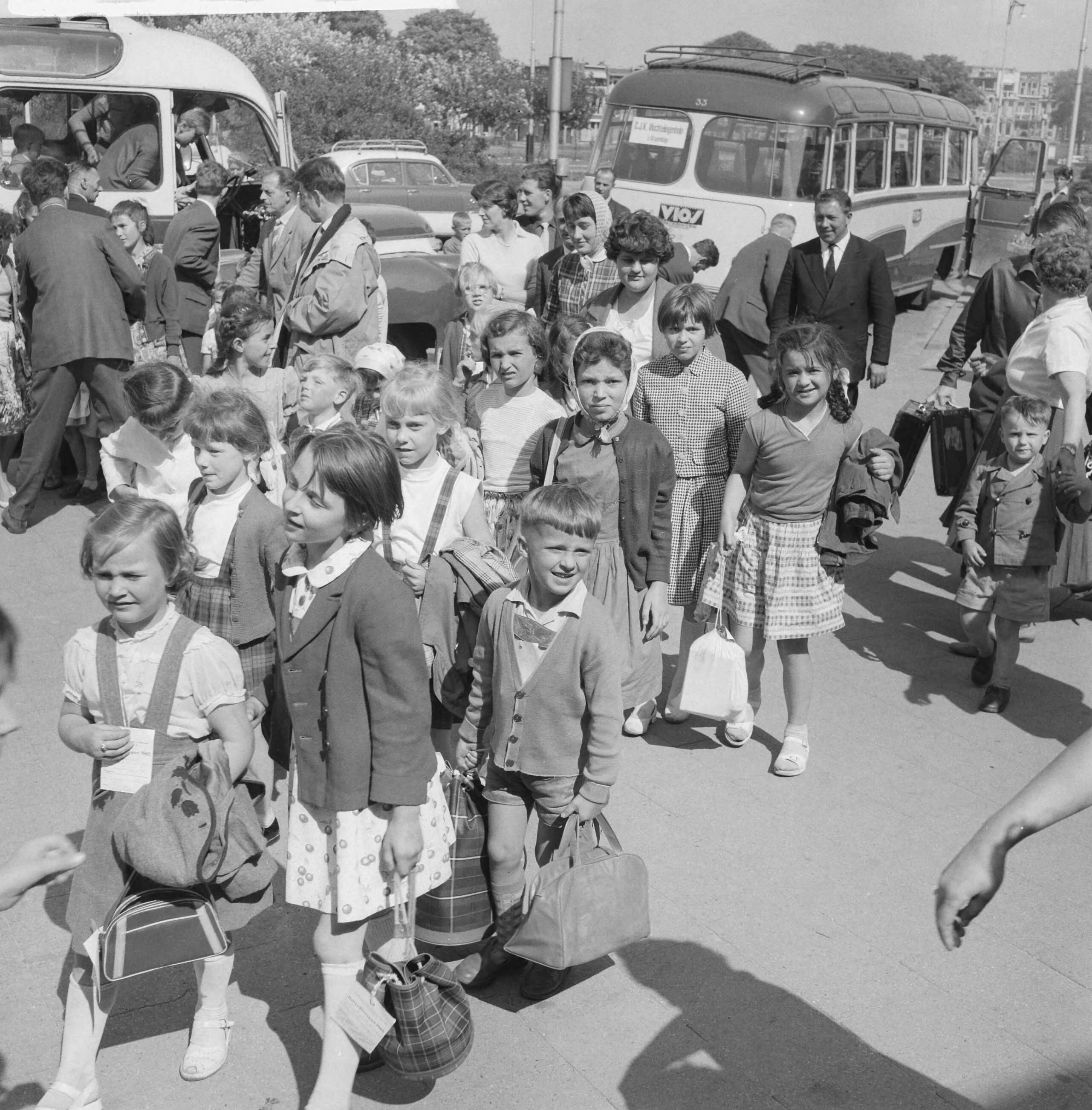 Fotocollectie Anefo — Vluchtelingenkinderen uit Oostenrijk en Duitsland in Den Haag — Foto: Behrens, Herbert F. / Anefo. Licentie: Set B: Rechtenvrij / Publiek Domein. Bron: Nationaal Archief. http://hdl.handle.net/10648/a9b432c6-d0b4-102d-bcf8-003048976d84