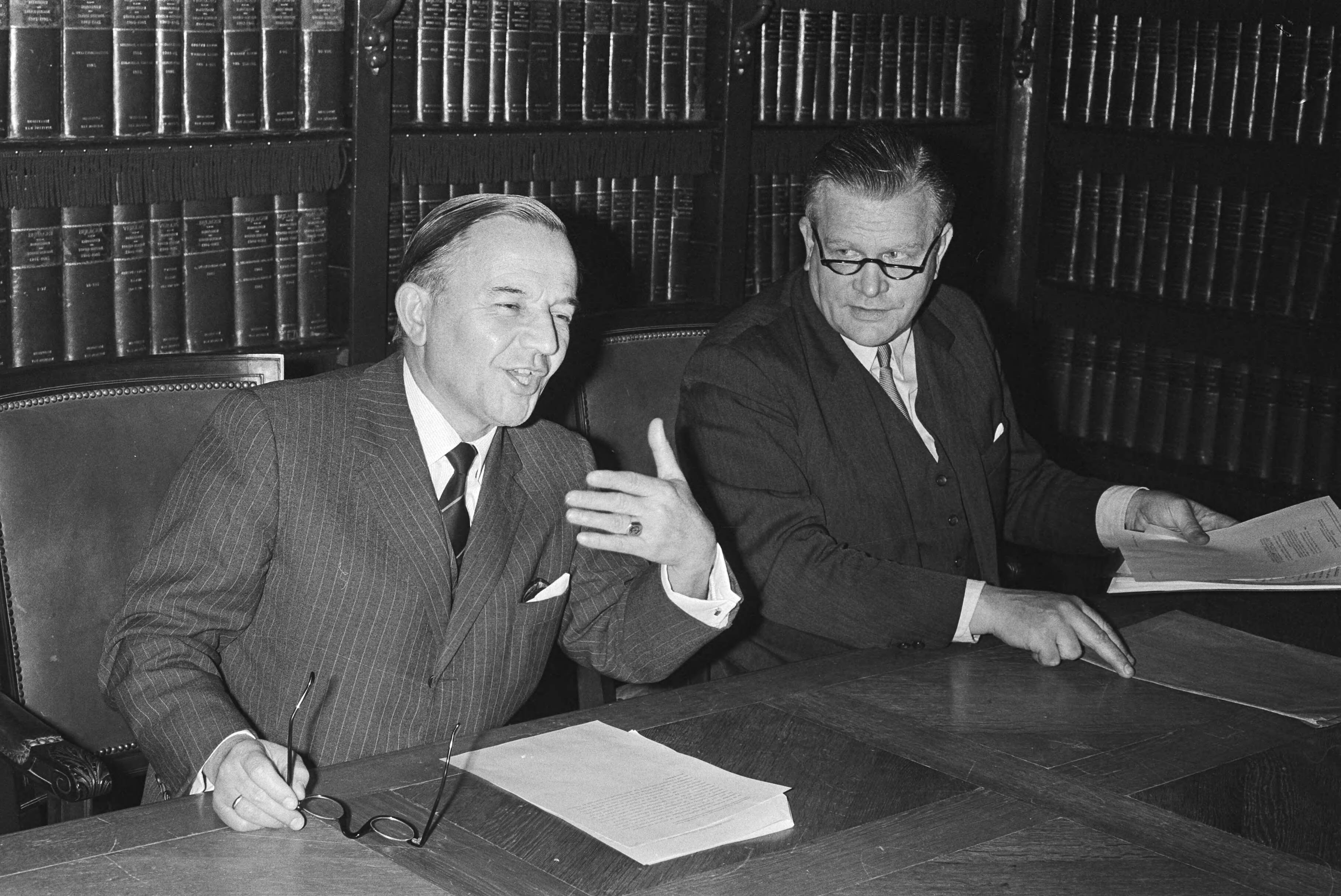 Fotocollectie Anefo — Premier De Jong tijdens persconferentie in Ministerie van Justitie, Den Haag ; nr. 17 G. van der Wiel (RVD-directeur) — Foto: Verhoeff, Bert / Anefo. Licentie: Set B: Rechtenvrij / Publiek Domein. Bron: Nationaal Archief. http://hdl.handle.net/10648/abac2750-d0b4-102d-bcf8-003048976d84