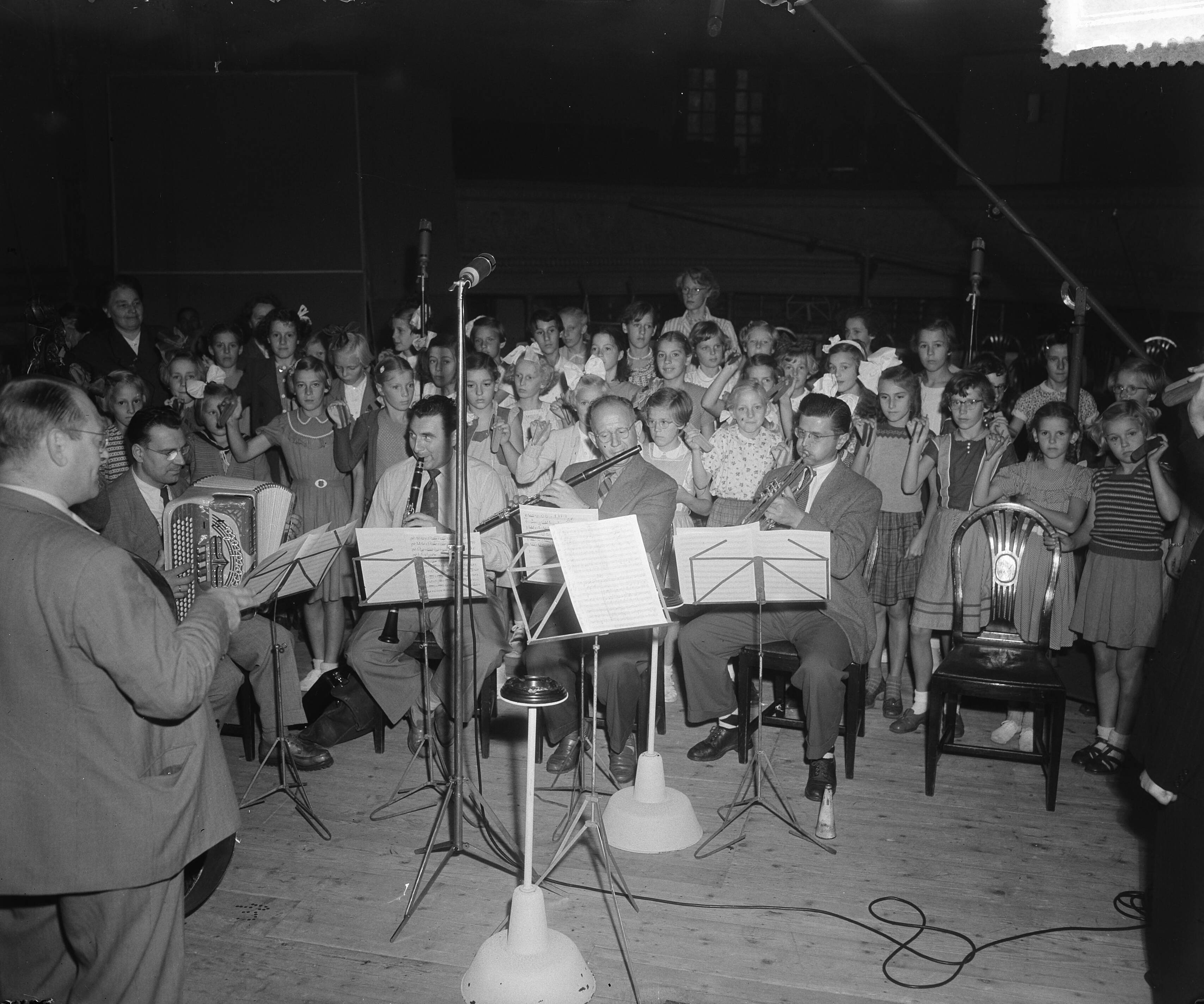 Fotocollectie Anefo — Klepperclub "de Ooievaar" te Den Haag voor grammofoonopnamen in de Decca Studio — Foto: Pot, Harry / Anefo. Licentie: Set B: Rechtenvrij / Publiek Domein. Bron: Nationaal Archief. http://hdl.handle.net/10648/a9121d6a-d0b4-102d-bcf8-003048976d84