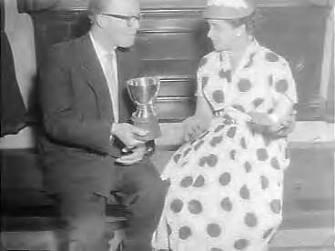 Fotocollectie Anefo — Uitreiking Landjuweelbeker amateurtoneelgezelschap Haarlem / aangetast — Foto: Pot, Harry / Anefo. Licentie: Set B: Rechtenvrij / Publiek Domein. Bron: Nationaal Archief. http://hdl.handle.net/10648/a960d586-d0b4-102d-bcf8-003048976d84