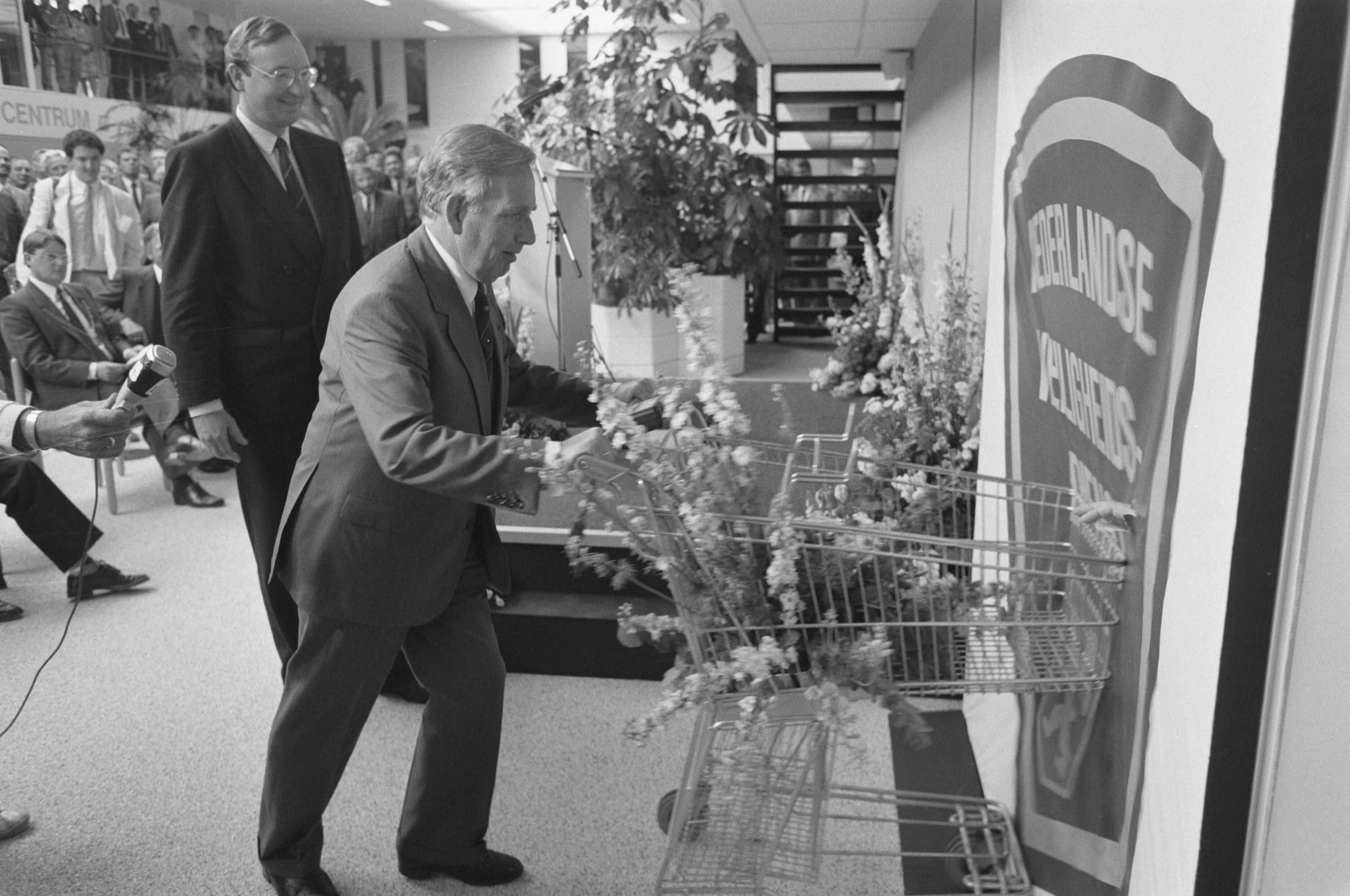 Fotocollectie Anefo — Minister Korthals Altes opent "Winkeldiefstal Preventie Centrum" in Rijswijk — Foto: Bogaerts, Rob / Anefo. Licentie: Set B: Rechtenvrij / Publiek Domein. Bron: Nationaal Archief. http://hdl.handle.net/10648/ad6a9fe0-d0b4-102d-bcf8-003048976d84