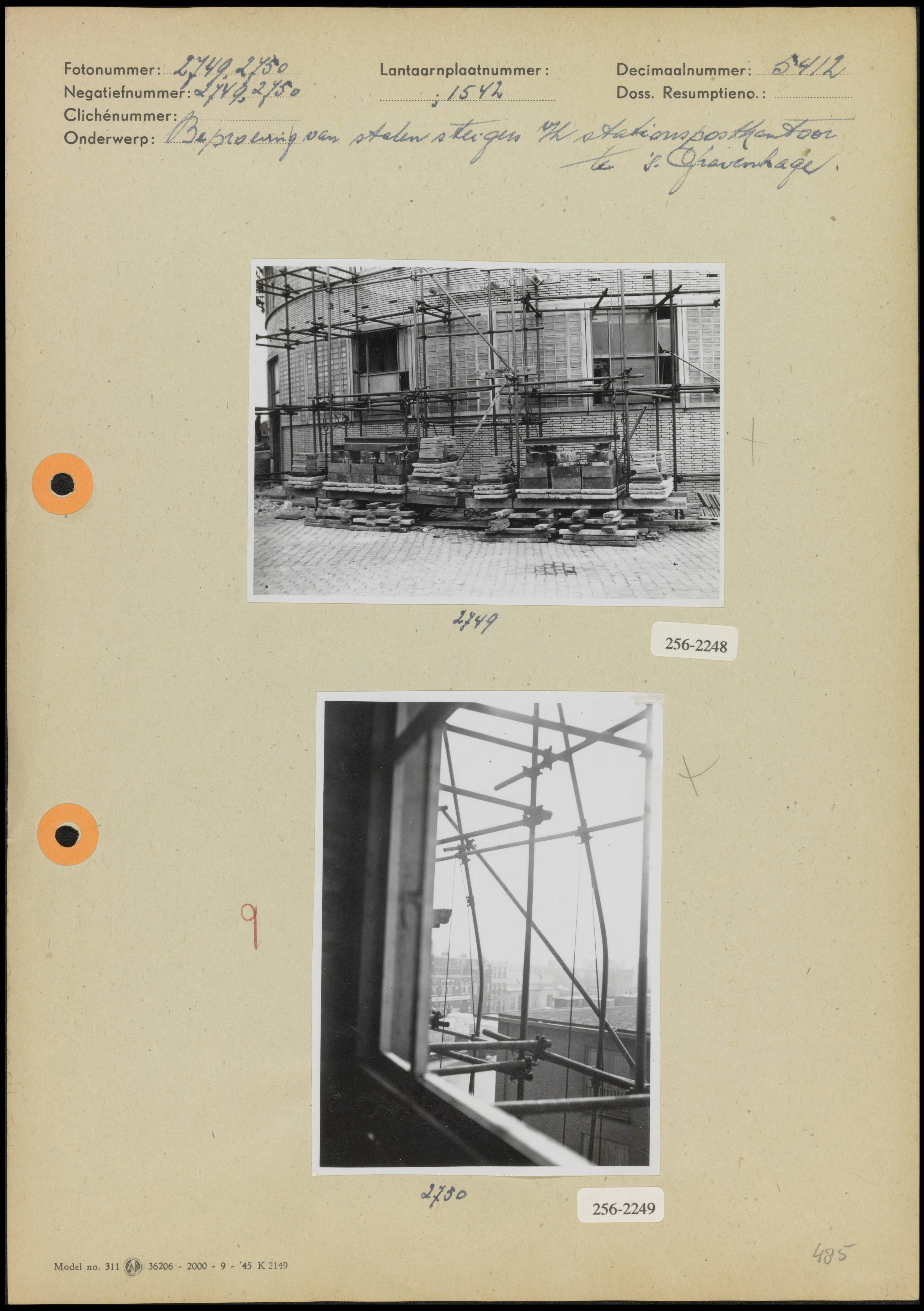 Bouw Stationspostkantoor Den Haag — Foto 1: Beproeving [test] van stalen steigers bij het Stationspostkantoor te 's- Gravenhage (8x11 cm; Fotograaf onbekend) Foto 2: Beproeving [test] van stalen steigers bij het Stationspostkantoor te 's-Gravenhage (11x8 cm; Fotograaf onbekend) — Foto: Onbekend / Publiek Domein of Rechtenvrij. Licentie: Set B: Rechtenvrij / Publiek Domein. Bron: Nationaal Archief. http://hdl.handle.net/10648/b0177772-d0b4-102d-bcf8-003048976d84