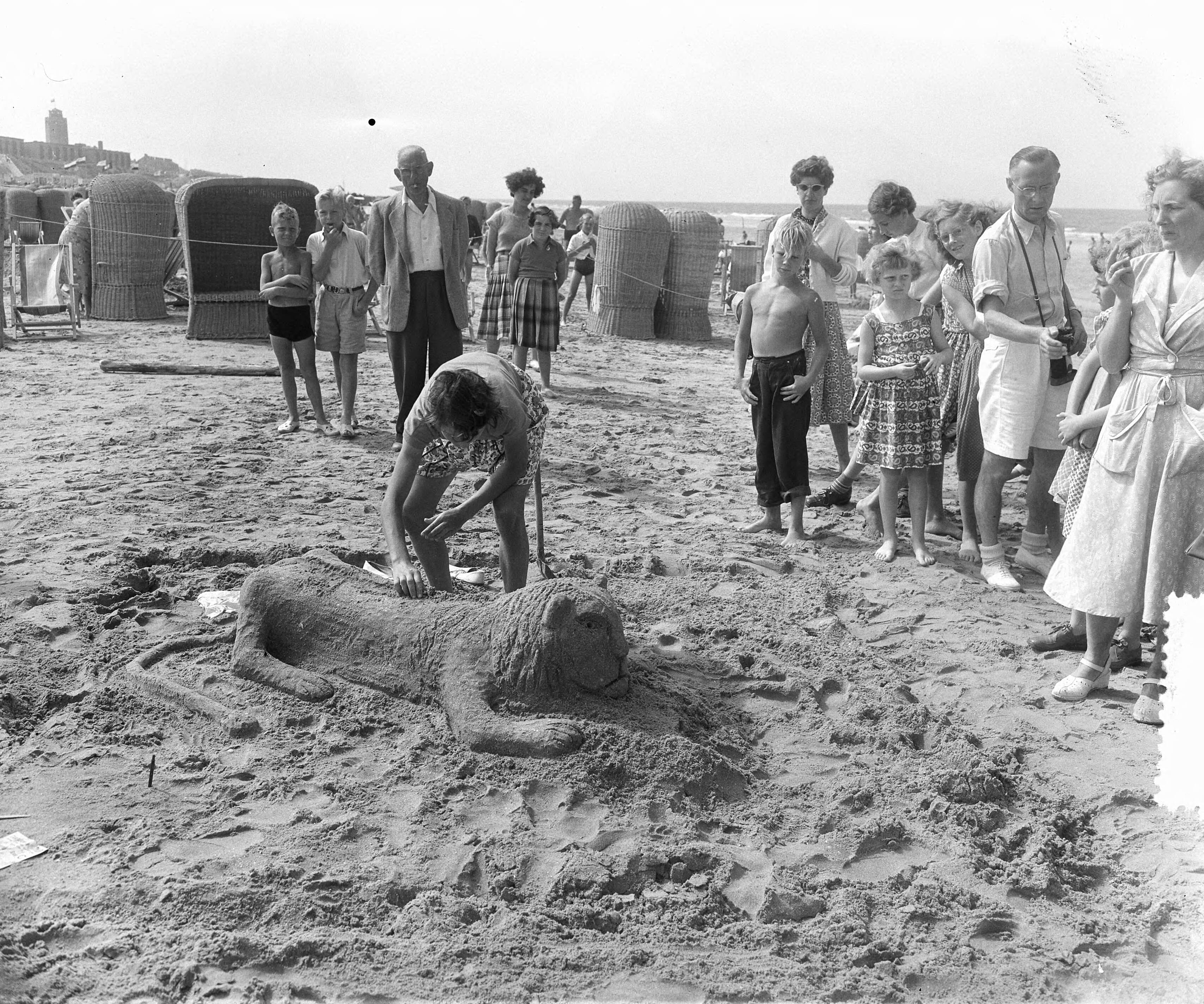 Fotocollectie Anefo — Zandbouwwedstrijd te Zandvoort — Foto: Pot, Harry / Anefo. Licentie: Set B: Rechtenvrij / Publiek Domein. Bron: Nationaal Archief. http://hdl.handle.net/10648/a91111f4-d0b4-102d-bcf8-003048976d84