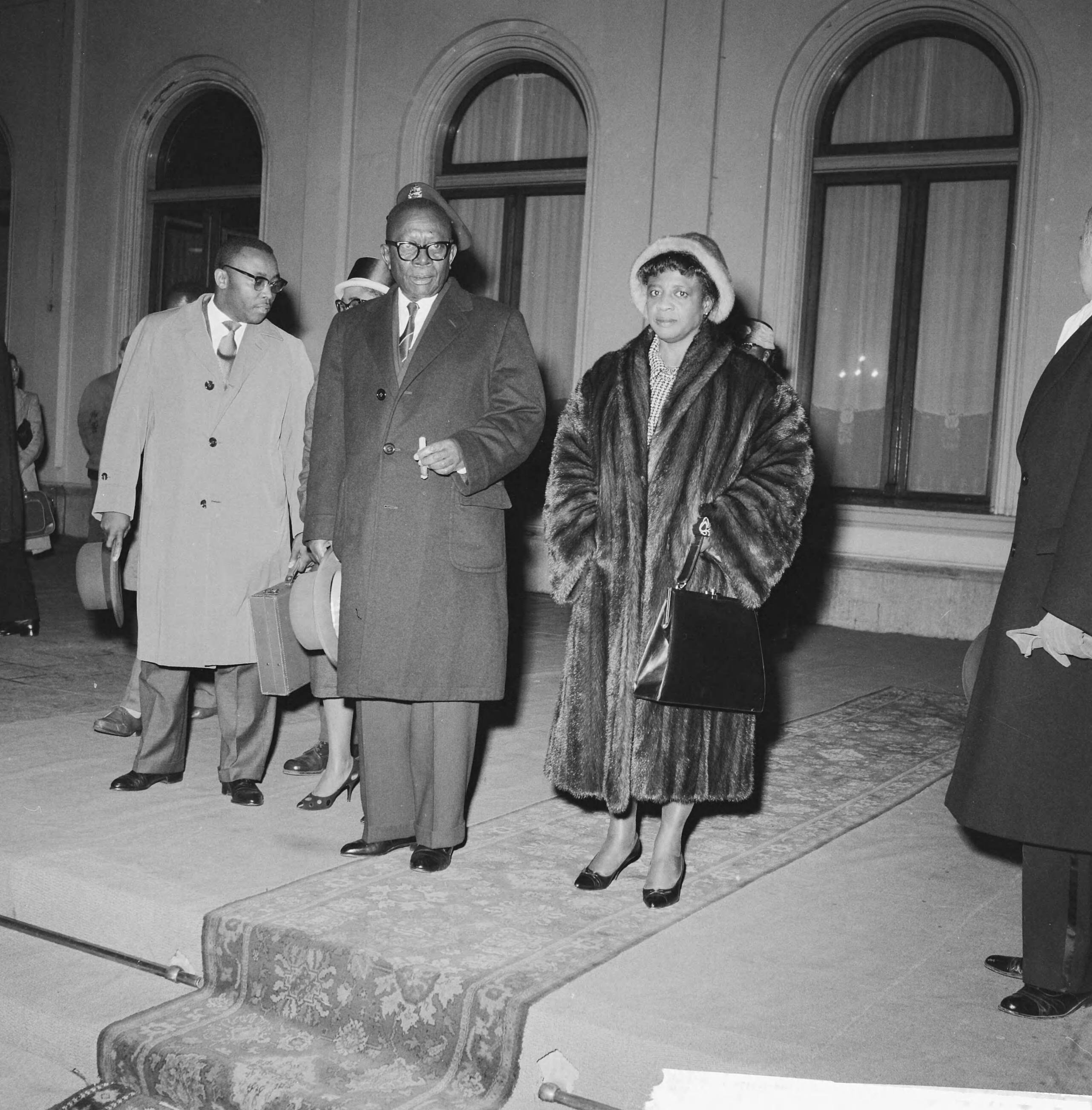 Fotocollectie Anefo — Aankomst van de Liberiaanse president Tubman van Liberia en zijn echtgenote op station Staatsspoor te Den Haag — Foto: Behrens, Herbert F. / Anefo. Licentie: Set B: Rechtenvrij / Publiek Domein. Bron: Nationaal Archief. http://hdl.handle.net/10648/a9bbaa42-d0b4-102d-bcf8-003048976d84
