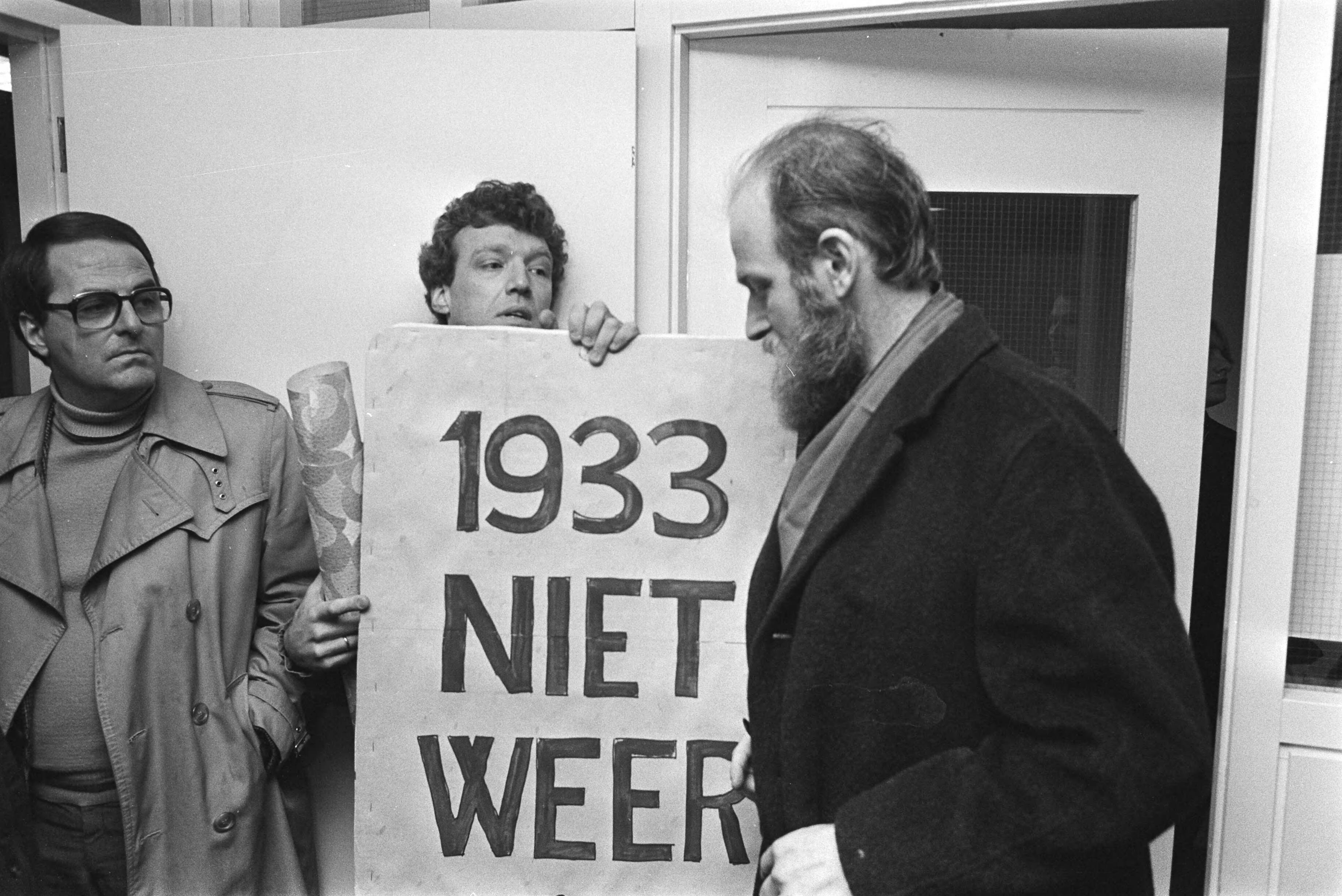 Fotocollectie Anefo — Almere, installatie 2 CP-raadsleden Vreeswijk en Fresco; CP-raadslid Fresco loop langs protestbord de raadszaal binnen — Foto: Croes, Rob C. / Anefo. Licentie: Set B: Rechtenvrij / Publiek Domein. Bron: Nationaal Archief. http://hdl.handle.net/10648/ad33469e-d0b4-102d-bcf8-003048976d84