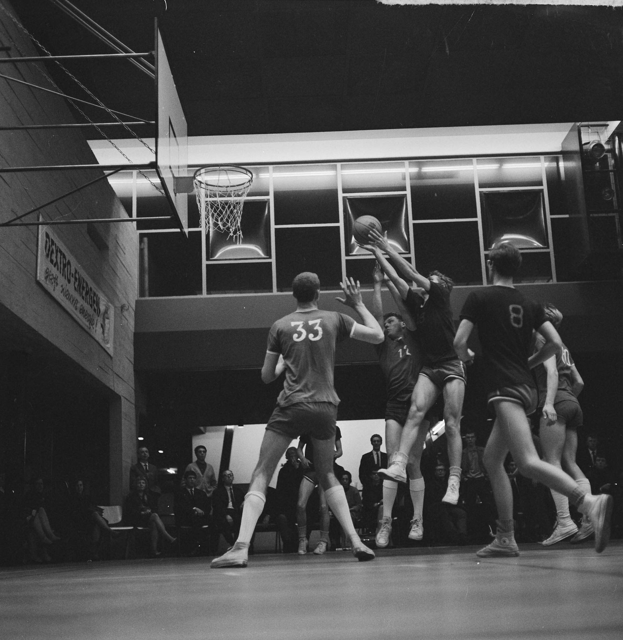 Fotocollectie Anefo — Basketbal. Herly tegen Landlust 62-52. Spelmoment — Foto: Kroon, Ron / Anefo. Licentie: Set B: Rechtenvrij / Publiek Domein. Bron: Nationaal Archief. http://hdl.handle.net/10648/aa9a84a6-d0b4-102d-bcf8-003048976d84