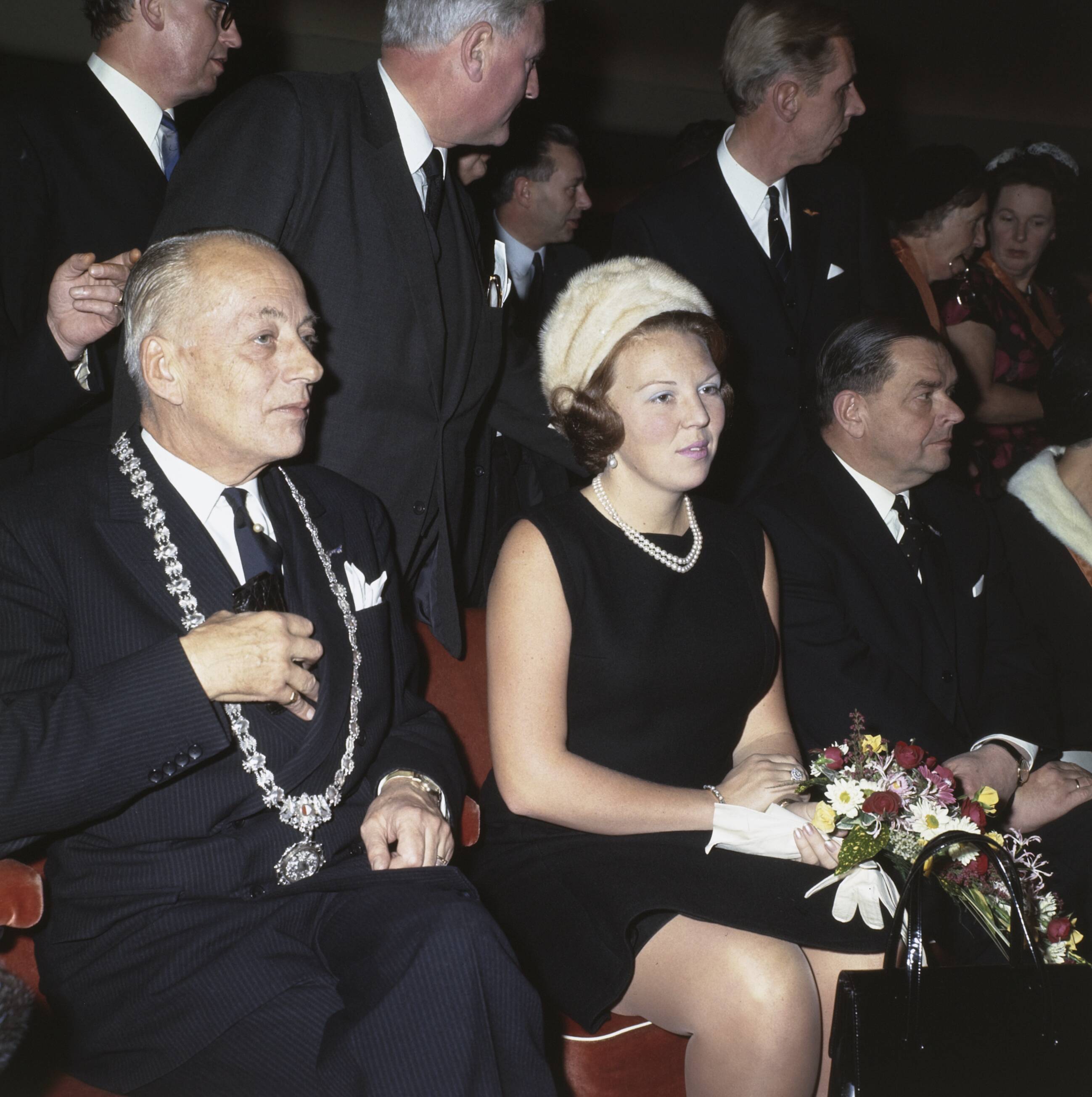 Fotocollectie Anefo — Vergadering van het Genootschap van Burgemeesters te Utrecht, bijgewoond door HM en HKH Pr. Beatrix — Foto: Koot, Max / Anefo. Licentie: Set B: Rechtenvrij / Publiek Domein. Bron: Nationaal Archief. http://hdl.handle.net/10648/ad8f615e-d0b4-102d-bcf8-003048976d84