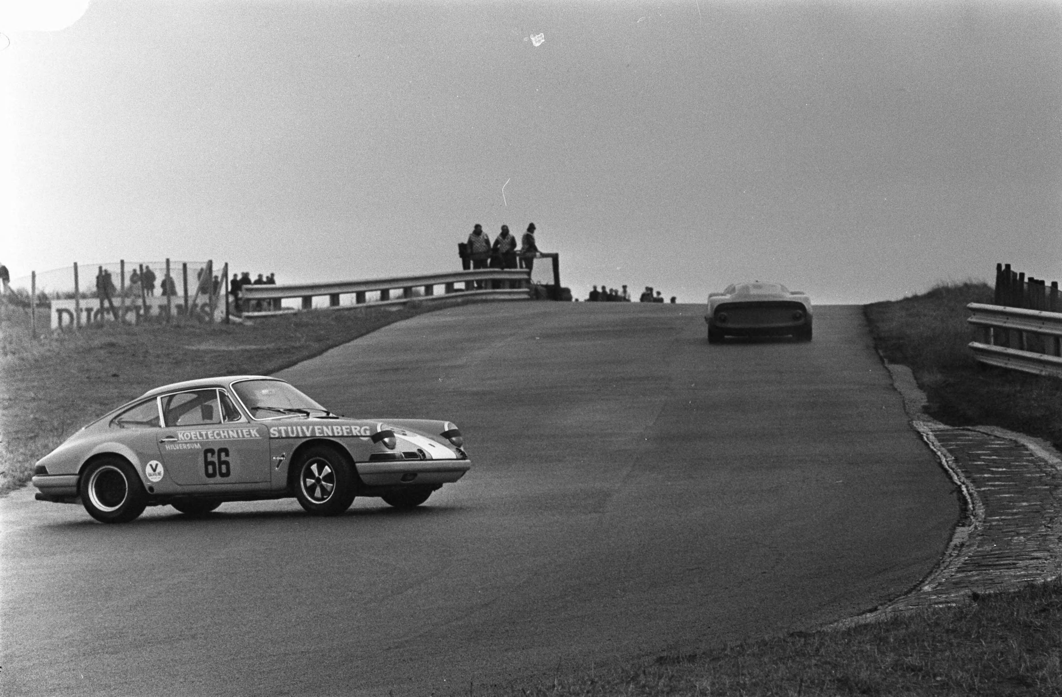 Fotocollectie Anefo — Autoraces op Zandvoort, Paasraces: Toerwagens . Race boven 1000cc. Porsche 911 van Jan Stuivenberg dwars op de Hunzerug — Foto: Koch, Eric / Anefo. Licentie: Set B: Rechtenvrij / Publiek Domein. Bron: Nationaal Archief. http://hdl.handle.net/10648/ab925596-d0b4-102d-bcf8-003048976d84