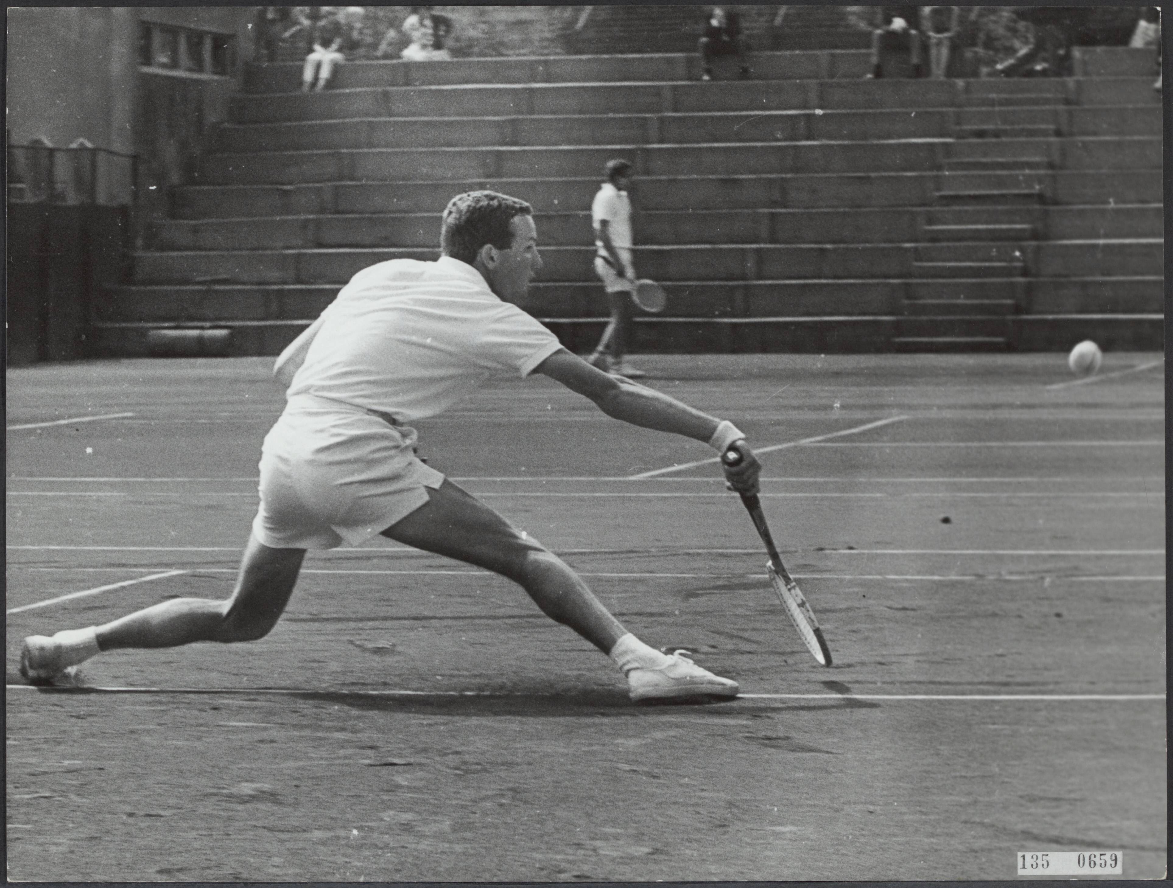 Fotocollectie Rijksvoorlichtingsdienst Eigen — Nederlandse Tenniskampioenschappen op de METS-banen te Scheveningen. Tom Okker — Foto: Fotograaf Onbekend / Anefo. Licentie: Set B: Rechtenvrij / Publiek Domein. Bron: Nationaal Archief. http://hdl.handle.net/10648/af616e78-d0b4-102d-bcf8-003048976d84