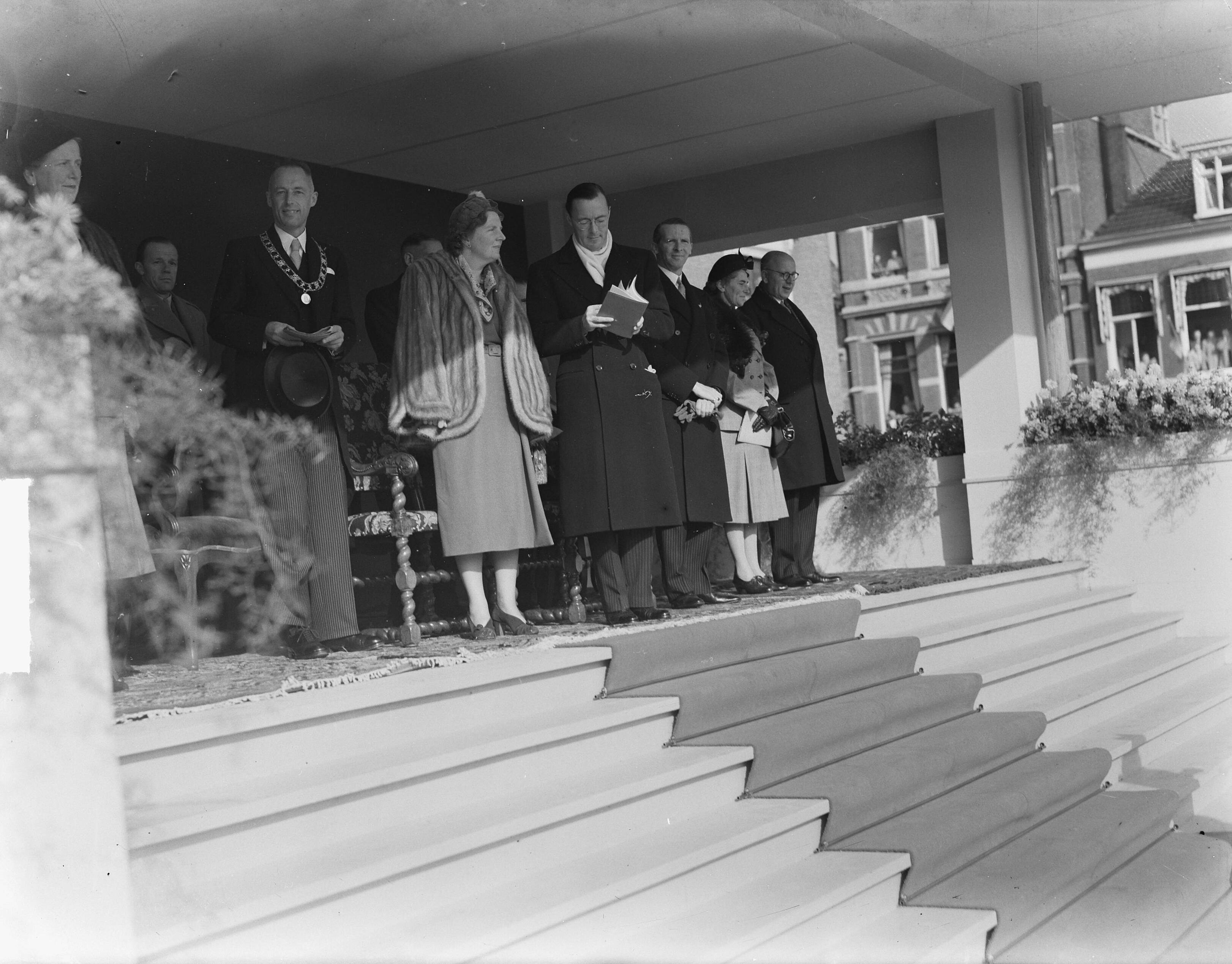Koninklijk bezoek aan Friesland (1950) — Bezoek koningin Juliana en prins Bernhard aan Friesland. Op het bordes van het Paleis van Justitie aan het Zaailand te Leeuwarden. Links de burgemeester van Leeuwarden, A.A.M. van der Meulen. Naast prins Bernhard de Commissaris der Koningin in Friesland, mr. H.P. Linthorst Homan — Foto: Noske, J.D. / Anefo. Licentie: Set B: Rechtenvrij / Publiek Domein. Bron: Nationaal Archief. http://hdl.handle.net/10648/a8dfd2ba-d0b4-102d-bcf8-003048976d84