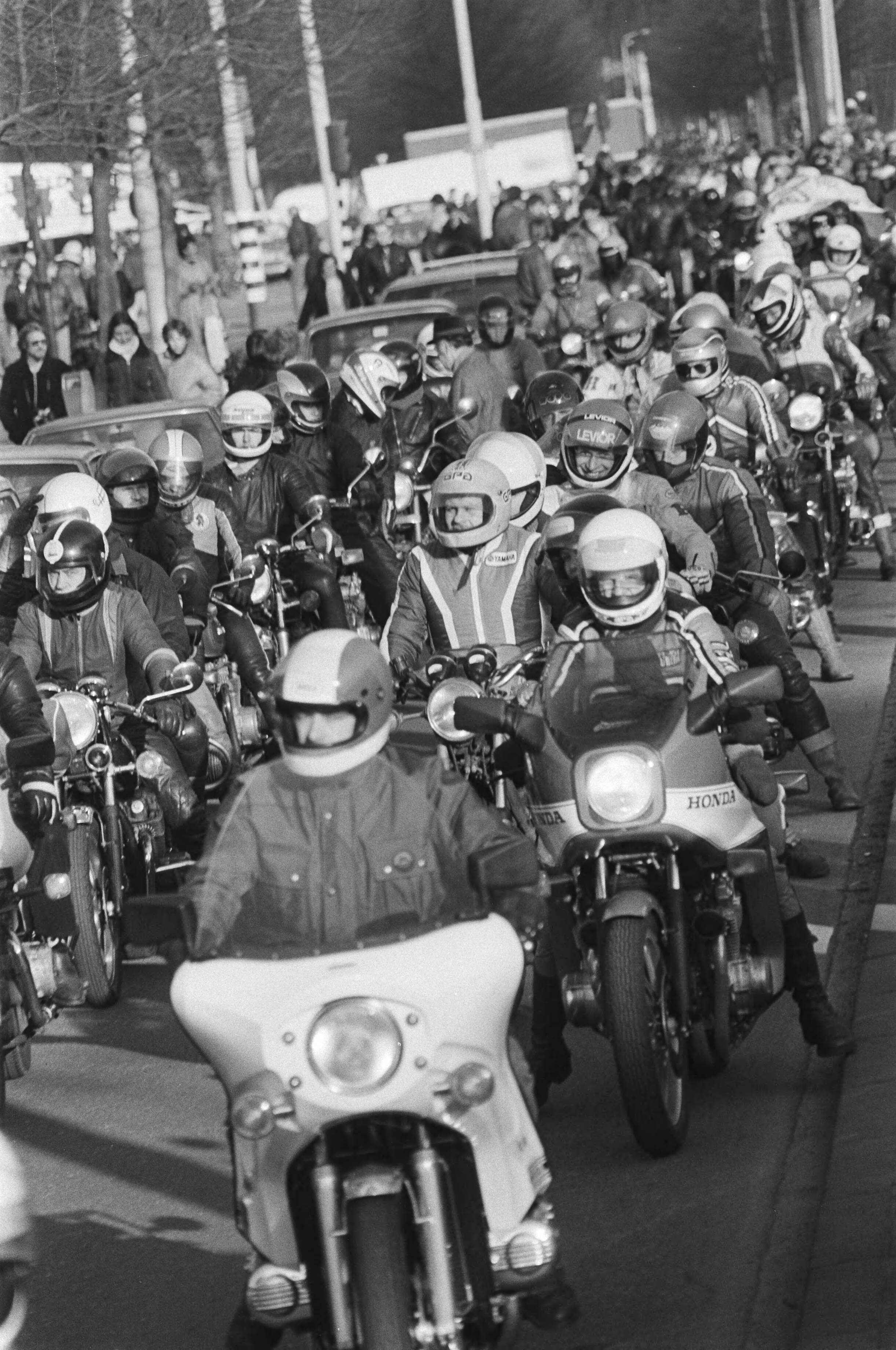 Fotocollectie Anefo — Demonstratie tegen Motor-BVB van Utrecht naar Den Haag door ongeveer 1500 motorrijders. Beeld van de demonstratie — Foto: Dijk, Hans van / Anefo. Licentie: Set B: Rechtenvrij / Publiek Domein. Bron: Nationaal Archief. http://hdl.handle.net/10648/ad0e9a06-d0b4-102d-bcf8-003048976d84