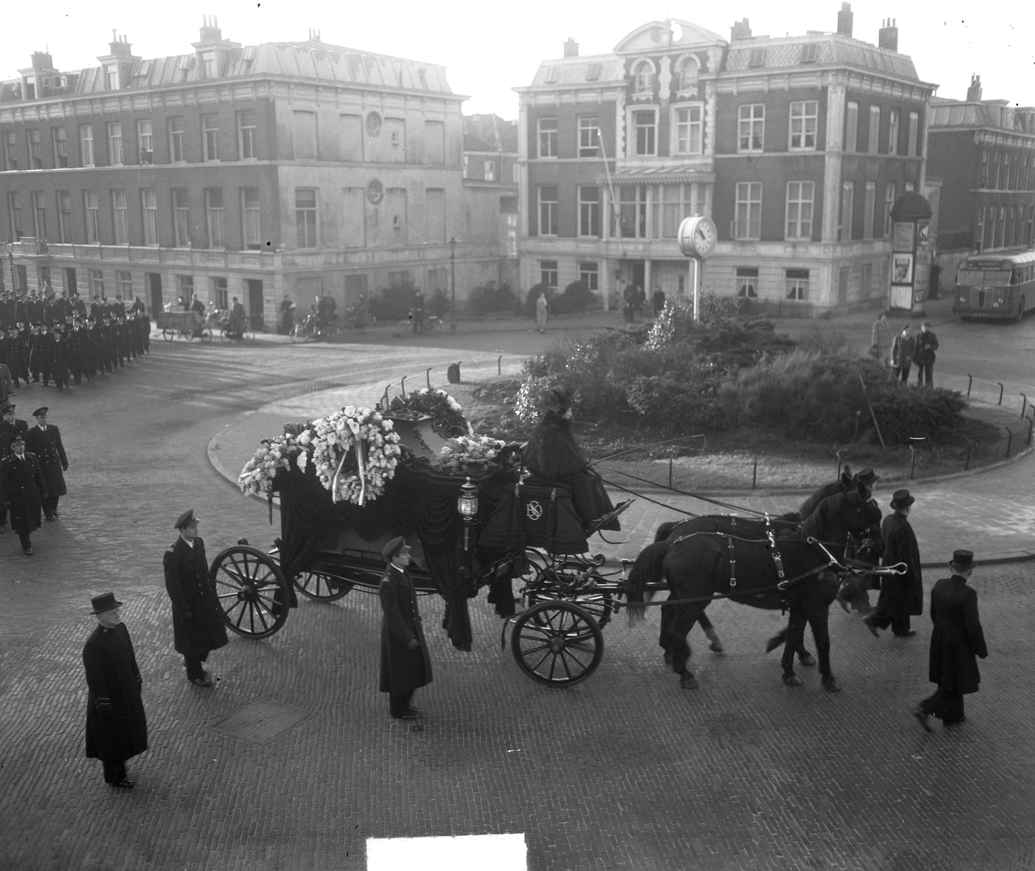 BEgrafenis van luitenant-ter-zee 2e klasse F. Langenbach te Den Haag — Begrafenis van luitenant-ter-zee 2e klasse F. Langenbach te Den Haag. Stoet op het Bankaplein — Foto: Duinen, H. van / Anefo. Licentie: Set B: Rechtenvrij / Publiek Domein. Bron: Nationaal Archief. http://hdl.handle.net/10648/a8e51f0e-d0b4-102d-bcf8-003048976d84
