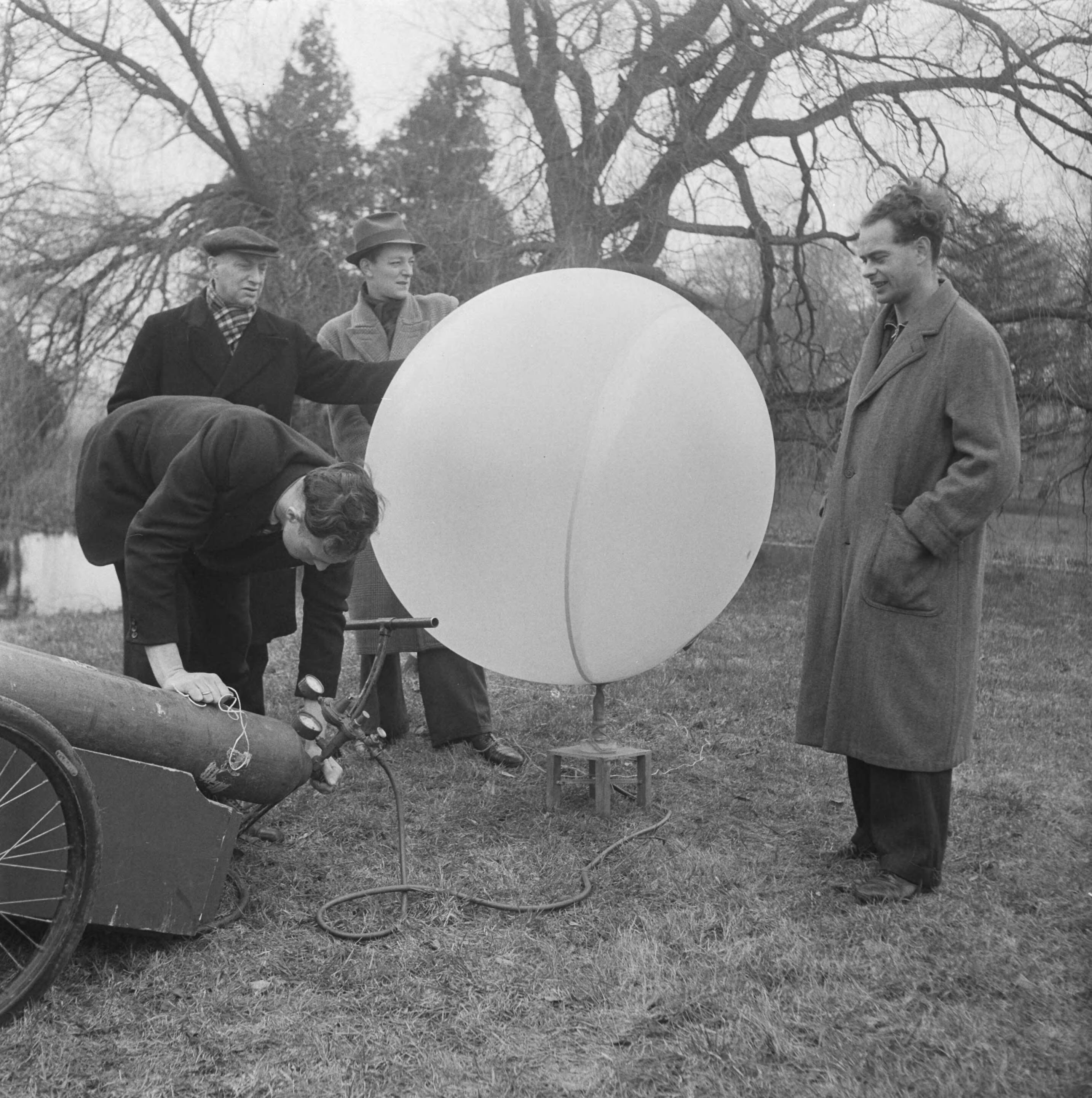 Fotocollectie Anefo — Meteorologisch Instituut te Den Bilt — Foto: Breijer, Charles / Anefo. Licentie: Set B: Rechtenvrij / Publiek Domein. Bron: Nationaal Archief. http://hdl.handle.net/10648/a89b1a26-d0b4-102d-bcf8-003048976d84