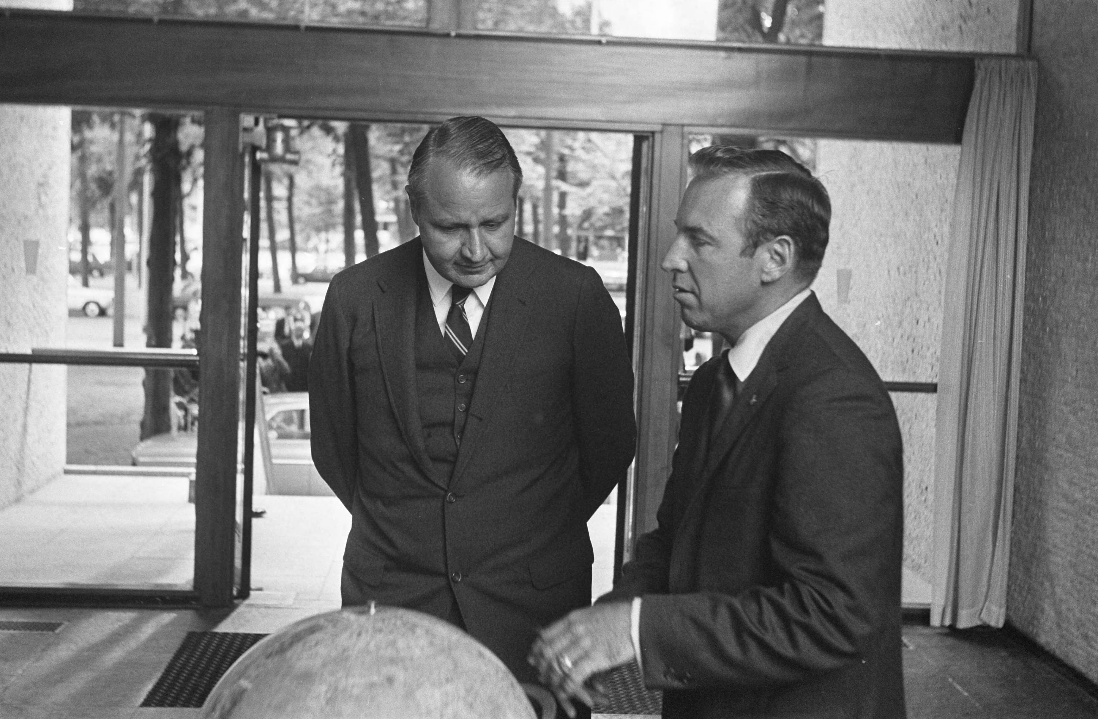 Fotocollectie Anefo — Z. K. H. Pr. Claus bij ontvangst. Amerikaanse astronaut James Lovell op Amerikaanse ambassade te Den Haag :l — Foto: Evers, Joost / Anefo. Licentie: Set B: Rechtenvrij / Publiek Domein. Bron: Nationaal Archief. http://hdl.handle.net/10648/ab77005c-d0b4-102d-bcf8-003048976d84