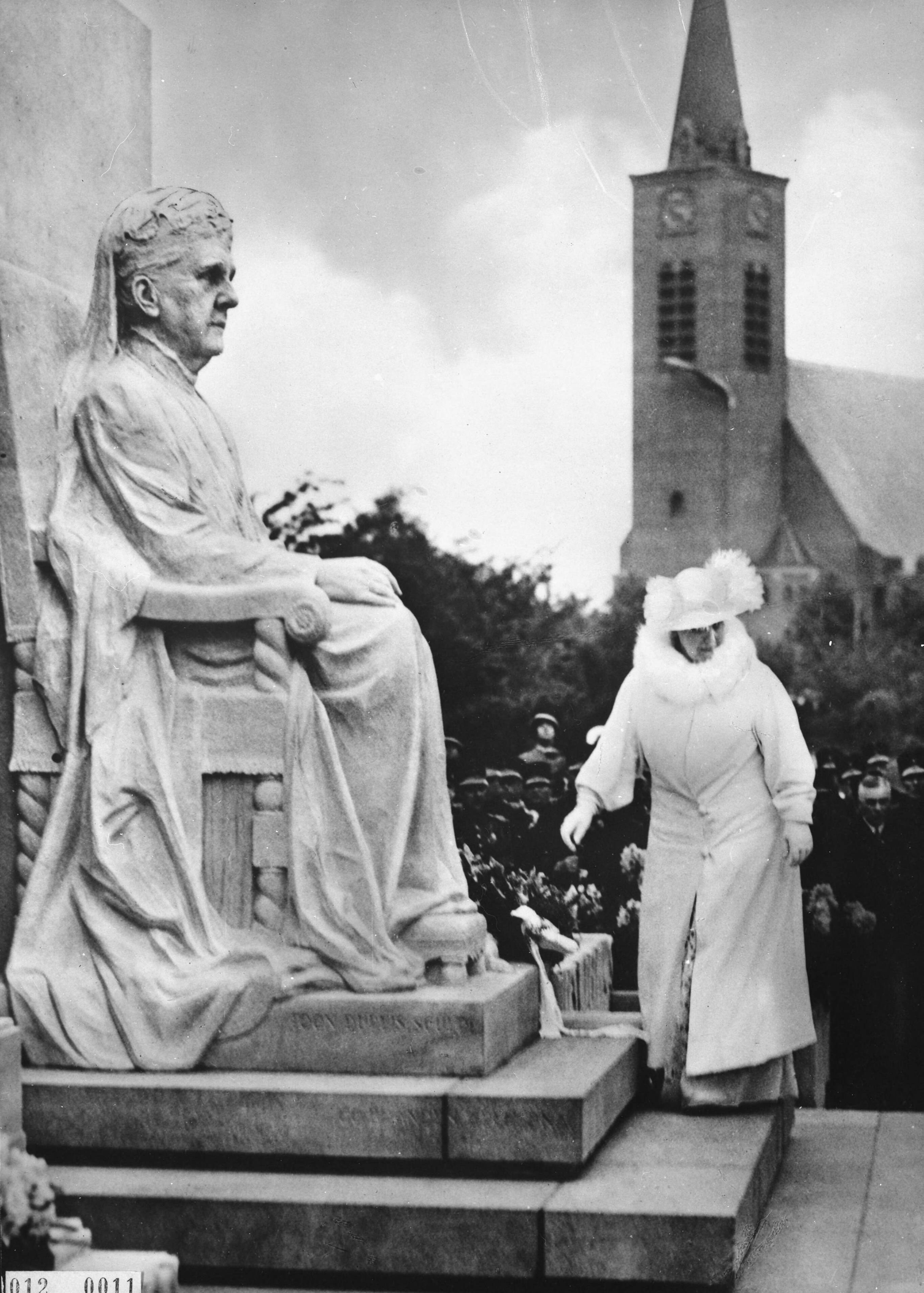 Fotocollectie RVD / Koninklijk Huis — Koningin Wilhelmina heeft bloemen gelegd aan de voet van het monument van haar moeder, koningin Emma, in Den Haag, dat zojuist is onthuld, woensdag 4 juni 1936 — Foto: Onbekend / RVD. Licentie: Set B: Rechtenvrij / Publiek Domein. Bron: Nationaal Archief. http://hdl.handle.net/10648/afb2e5a0-d0b4-102d-bcf8-003048976d84