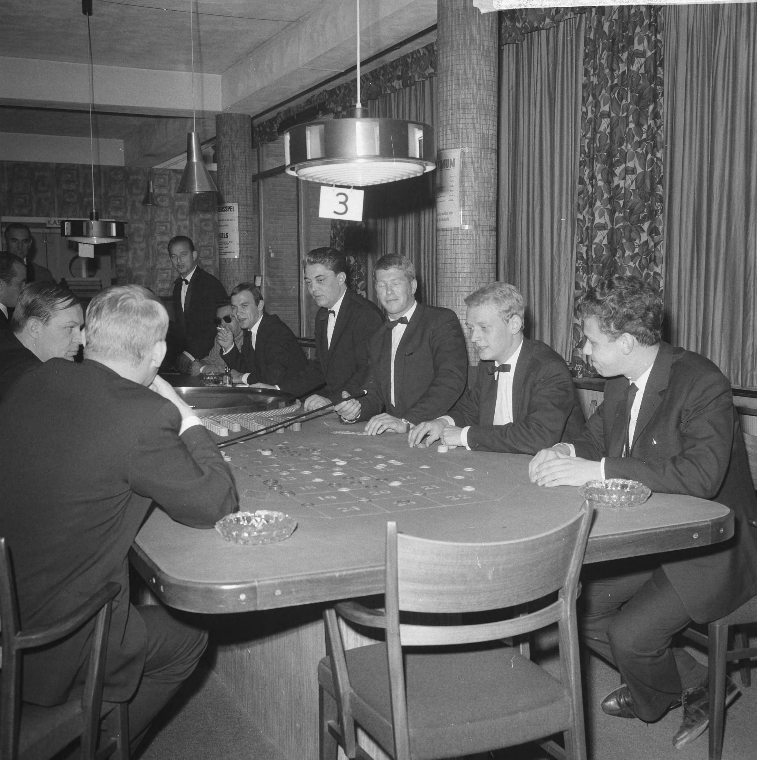 Fotocollectie Anefo — Naar aanleiding van een besluit van het ministerie van Justitie moeten de casino's in Nederland hun deuren sluiten. In West-End te Loosdrecht rolt vandaag voor het laatst het balletje — Foto: Evers, Joost / Anefo. Licentie: Set B: Rechtenvrij / Publiek Domein. Bron: Nationaal Archief. http://hdl.handle.net/10648/aac85728-d0b4-102d-bcf8-003048976d84