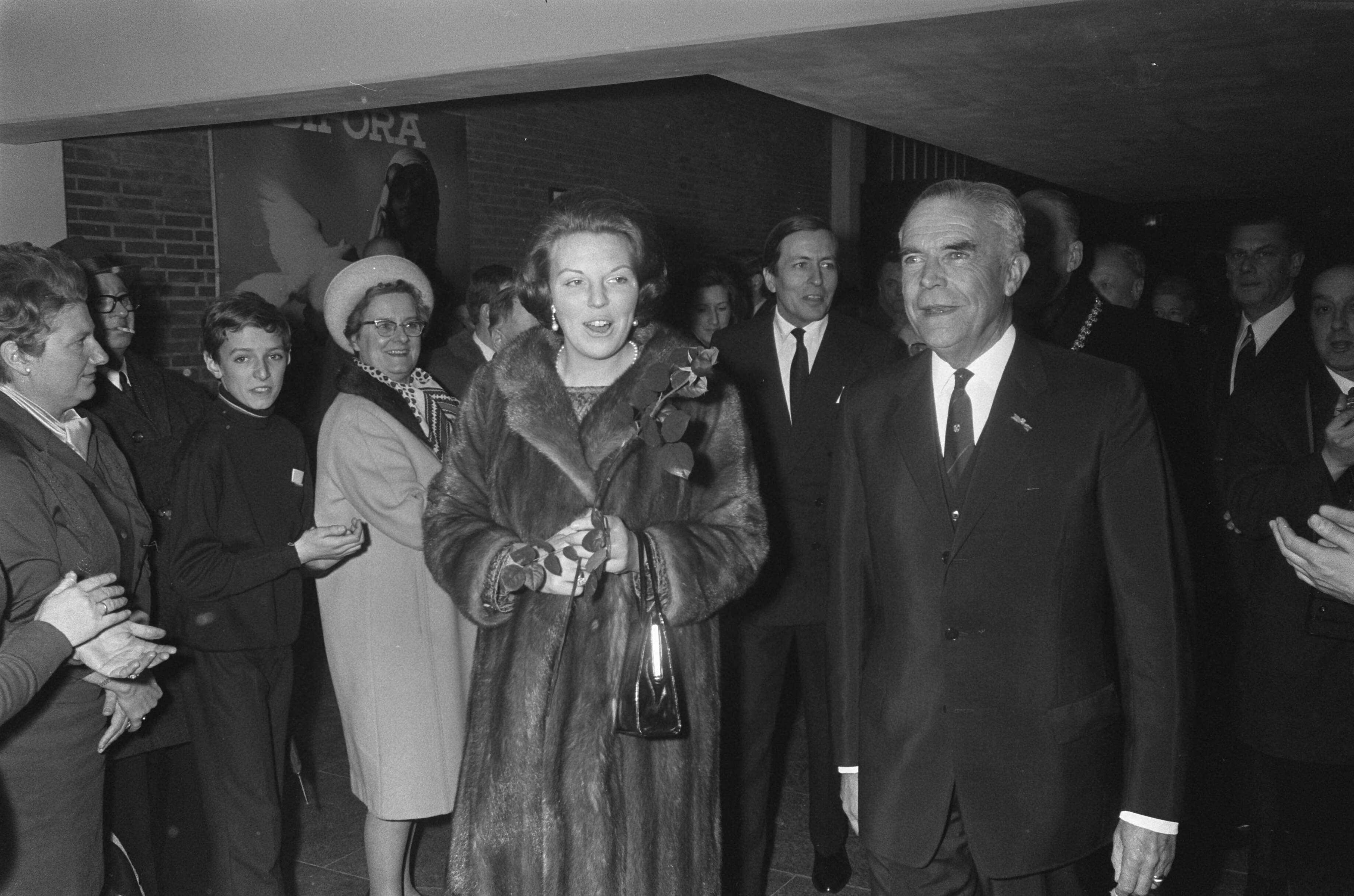 Fotocollectie Anefo — Prinses Beatrix opent nieuw Jaarbeursgebouw, Beatrixgebouw te Utrecht. Prinses Beatrix stapt uit trein. Nummer 7a. Rechts burgemeester De Ranitz — Foto: Koch, Eric / Anefo. Licentie: Set B: Rechtenvrij / Publiek Domein. Bron: Nationaal Archief. http://hdl.handle.net/10648/ab8f6caa-d0b4-102d-bcf8-003048976d84