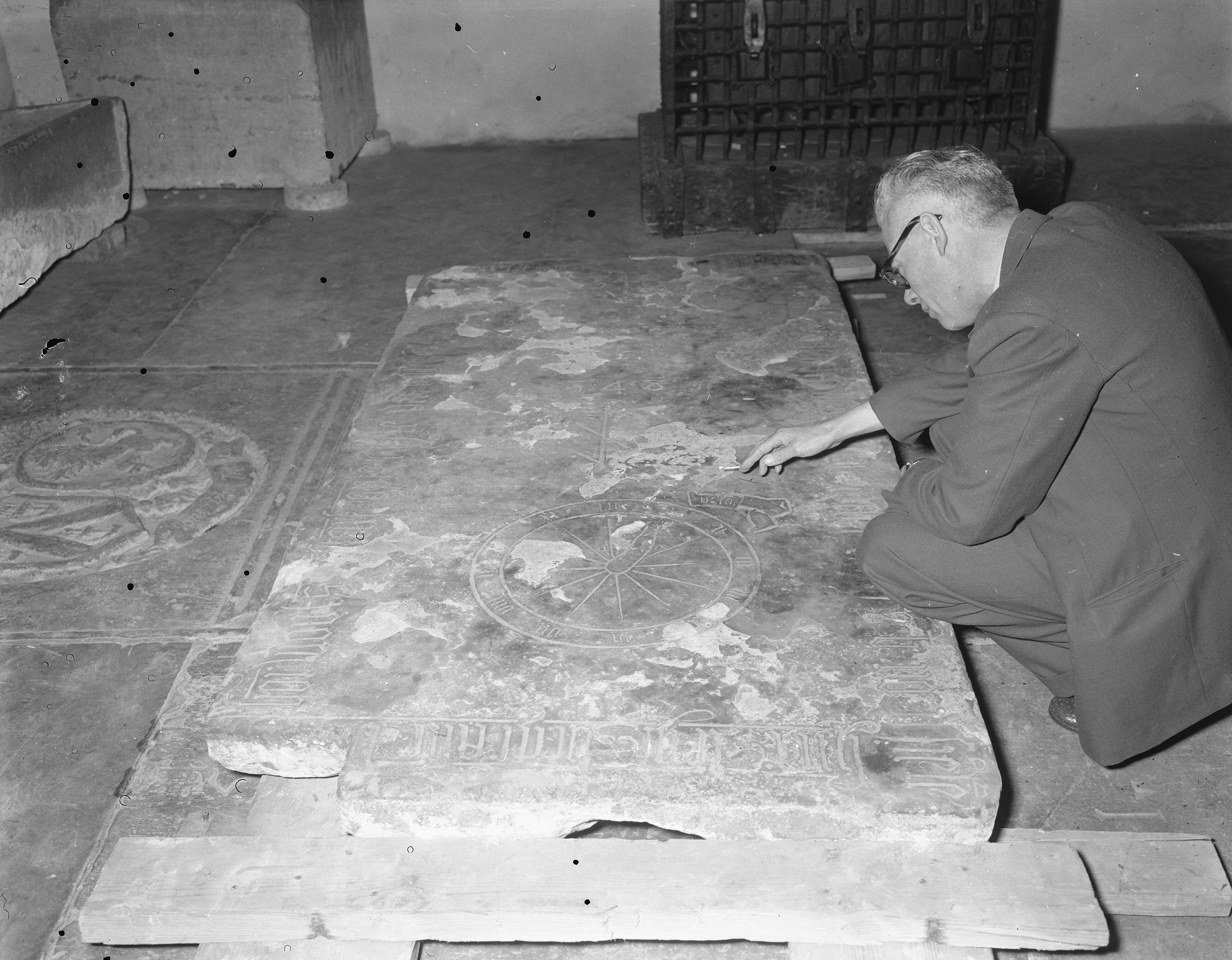Fotocollectie Anefo — In de St. Bavokerk te Haarlem werd een grafsteen uit 1518 ontdekt — Foto: Noske, J.D. / Anefo. Licentie: Set B: Rechtenvrij / Publiek Domein. Bron: Nationaal Archief. http://hdl.handle.net/10648/a9417592-d0b4-102d-bcf8-003048976d84