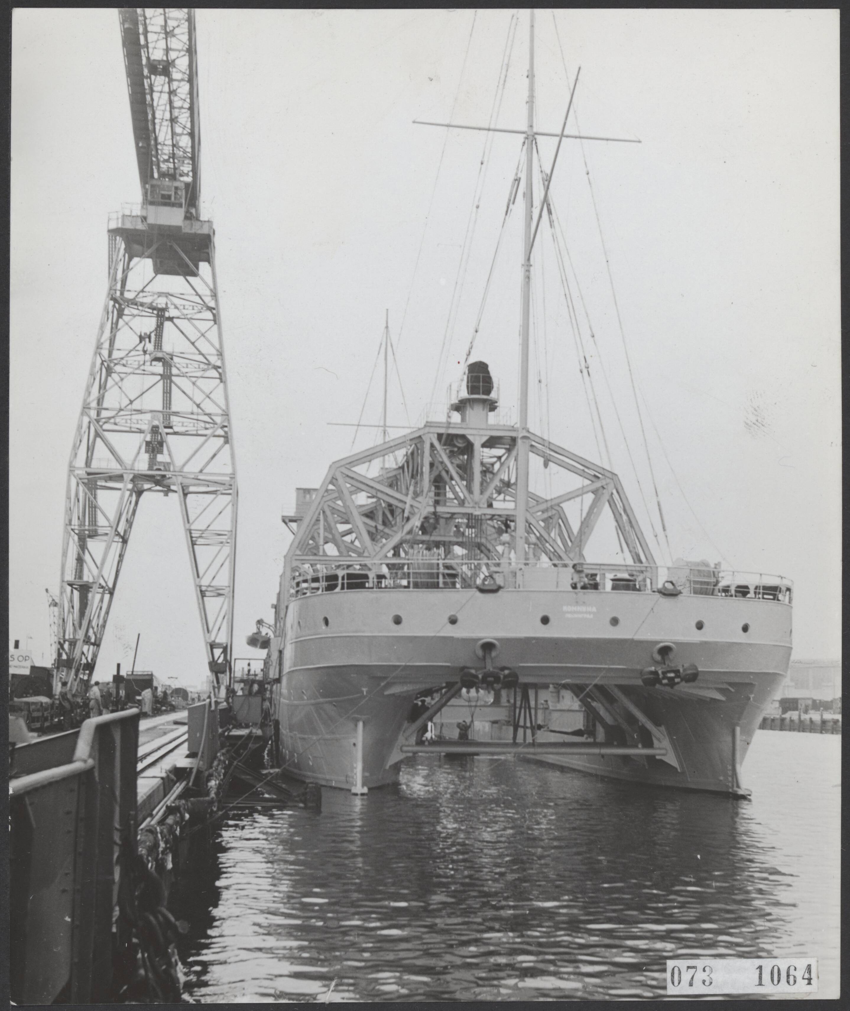 Fotocollectie Elsevier Binnenland — [Het Russische onderzeebootbergingsschip Kommuna bij scheepswerf De Schelde te Vlissingen] — Foto: ANP / RVD of rechtenvrij. Licentie: Set B: Rechtenvrij / Publiek Domein. Bron: Nationaal Archief. http://hdl.handle.net/10648/ae169246-d0b4-102d-bcf8-003048976d84